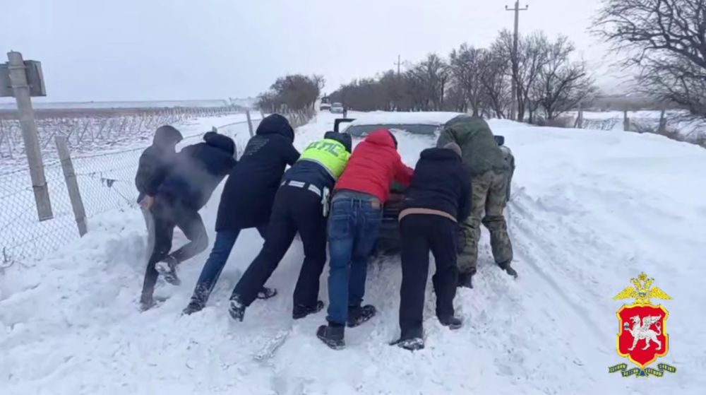 В Крыму сотрудники ГАИ и МЧС помогают водителям вытаскивать машины из сугробов ⁠ Пятница, 7 февраля. «Крым 24».В Крыму сотрудники Госавтоинспекции и МЧС оказывают помощь водителям, вытаскивая их автомобили из сугробов. Об этом рассказали в пресс-службе МВД по республике.  «В Крыму сотрудники Госавтоинспекции оказывают помощь водителям транспортных средств в условиях непогоды», - говорится в сообщении.  Так в Судаке сотрудники ГАИ и МЧС помогли 35-летнему водителю, вытащив его автомобиль из сугроба. Житель села Солнечная Долина поблагодарил спасателей за оказанную помощь.  Кроме того, оказывается помощь пешеходам.  Видео: МВД по Республике Крым...  Подробнее>>>