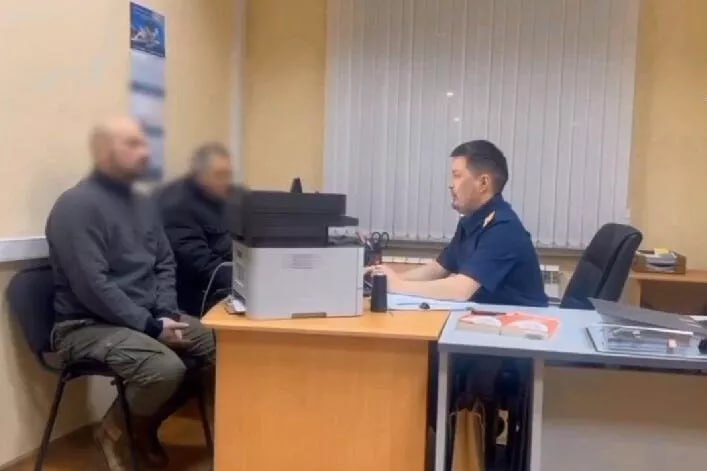 Дело Михаила Пичугина передали в Верховный суд Место рассмотрения уголовного дела по которому проходит Михаил Пичугин дрейфовавший на лодке в Охотском море более 2 месяцев определит Верховный суд России Его обвиняют сразу по двум статьям Напомним в августе прошлого года Михаил Пичугин вышел в Охотское море на резиновой лодке вместе со своими братом и несовершеннолетним племянником После поломки мотора судно более двух месяцев бесконтрольно дрейфовало За это время родственники мужчины погибли а сам он выжил и был найден в Камчатском крае Михаил Пичугин обвиняется в нарушении правил безопасности движения и эксплуатации морского транспорта повлекшем по неосторожности смерть двух лиц а также в использовании заведомо подложного документа В октябре дело в отношении Михаила Пичугина направляли в Николаевский на Амуре городской суд а после в Хабаровский краевой Верховный суд рассмотрит возможность передачи рассмотрения дела в Улан Удэ где живет обвиняемый Сейчас Михаил Пичугин находится под подпиской о невыезде   Будь в курсе событий везде ОК VK MAX