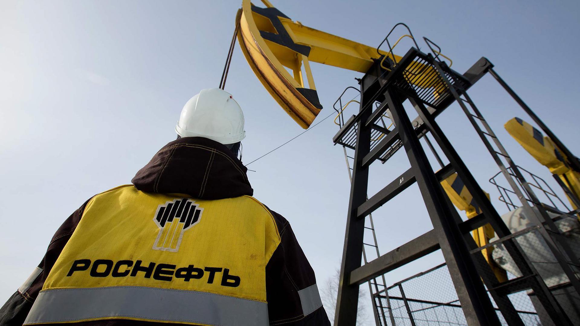 Роснефть НК #ROSN  «Роснефть» отчиталась за 2024 год по МСФО  Чистая прибыль «Роснефти» по МСФО за 2024 год составила ₽1,08 трлн, снизившись на 14,4% по сравнению с предыдущим годом, что обусловлено повышением ставок заемного финансирования, а также неденежными факторами, включая курсовую переоценку валютных обязательств и эффект изменения ставки по налогу на прибыль. Выручка по итогам года выросла на 10,7% и составила ₽10,1 трлн.  Источник: rosneft.ru