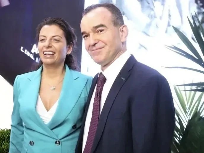 Вениамин Кондратьев Маргарите Симоньян присвоили звание Почетный гражданин города Краснодара Такое решение приняли депутаты на очередном заседании городской Думы Маргарите Симоньян присвоили звание Почетный гражданин города Краснодара Это действительно заслуженное признание Знаю ее как человека чьи принципы всегда были непоколебимы а профессионализм на высочайшем уровне В Краснодаре она родилась училась начинала карьеру журналиста В ее материалах чувствовалось стремление к правде и справедливости глубокое погружение в тему Сегодня она остается неравнодушной к жизни Краснодара и нашего края всегда активно реагирует на происходящее и проявляет искреннюю заботу о судьбе малой родины Маргарита мы всегда рады видеть тебя дома на кубанской земле отметил губернатор Краснодарского края Вениамин Кондратьев Маргарита Симоньян главный редактор телеканала Russia Today RT международной медиагруппы Россия сегодня и информагентства Sputnik Читайте нас в MAX