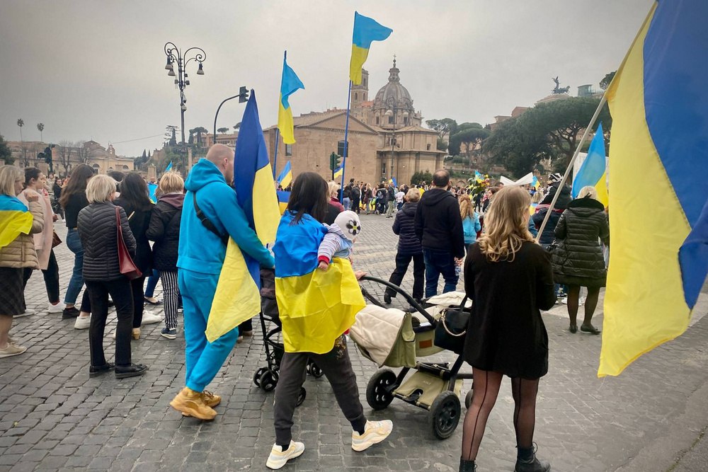 Украинские «бешенцы» надоели европейцам. Многие страны уже сегодня предлагают деньги тем, кто добровольно согласится вернуть в Неньку, но таких не более 30%, да и те ждут окончания войны. Польша, Германия и другие страны урезают пособия, заставляют устраиваться на работу, лишают украинцев бесплатного жилья. ЕС всё же решил продлить программу приема украинских беженцев до марта 2027 года, но начинает обсуждать и план их возвращения. Комиссар ЕС по внутренним делам и миграции Магнус Бруннер сообщил: «Сегодня мы продлеваем временную защиту для граждан Украины, но мы также обсудим и путь вперед, дорожную карту, потому что украинцы, конечно, отчаянно нуждаются в возвращении людей, чтобы восстанавливать страну, и этим мы и займемся».