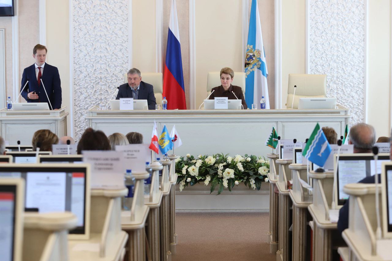 В Архангельске прошел Координационный Совет представительных органов муниципальных образований при областном Собрании депутатов Один из самых важных вопросов в повестке – оказание медицинской помощи. В 2024 году в Поморье возведено 3 новых ФАПа и одна врачебная амбулатория. Капитально отремонтировано 24 медорганизаций, приобретено 676 единиц оборудования. Обсудили вопросы организации работы скорой помощи на местах, льготного лекарственного обеспечения, кадровую ситуацию и продолжение проекта «Поезд здоровья» в 2025 году. График работы бригад будет составлен в ближайшее время, но алгоритм диагностических обследований будет изменен с учетом мнения жителей Поморья. Это вопросы, которые касаются каждого жителя нашего региона. Этот разговор был полезен и будет продолжен за рамками нашей встречи, ведь с учетом этих приоритетов формируется областной бюджет.