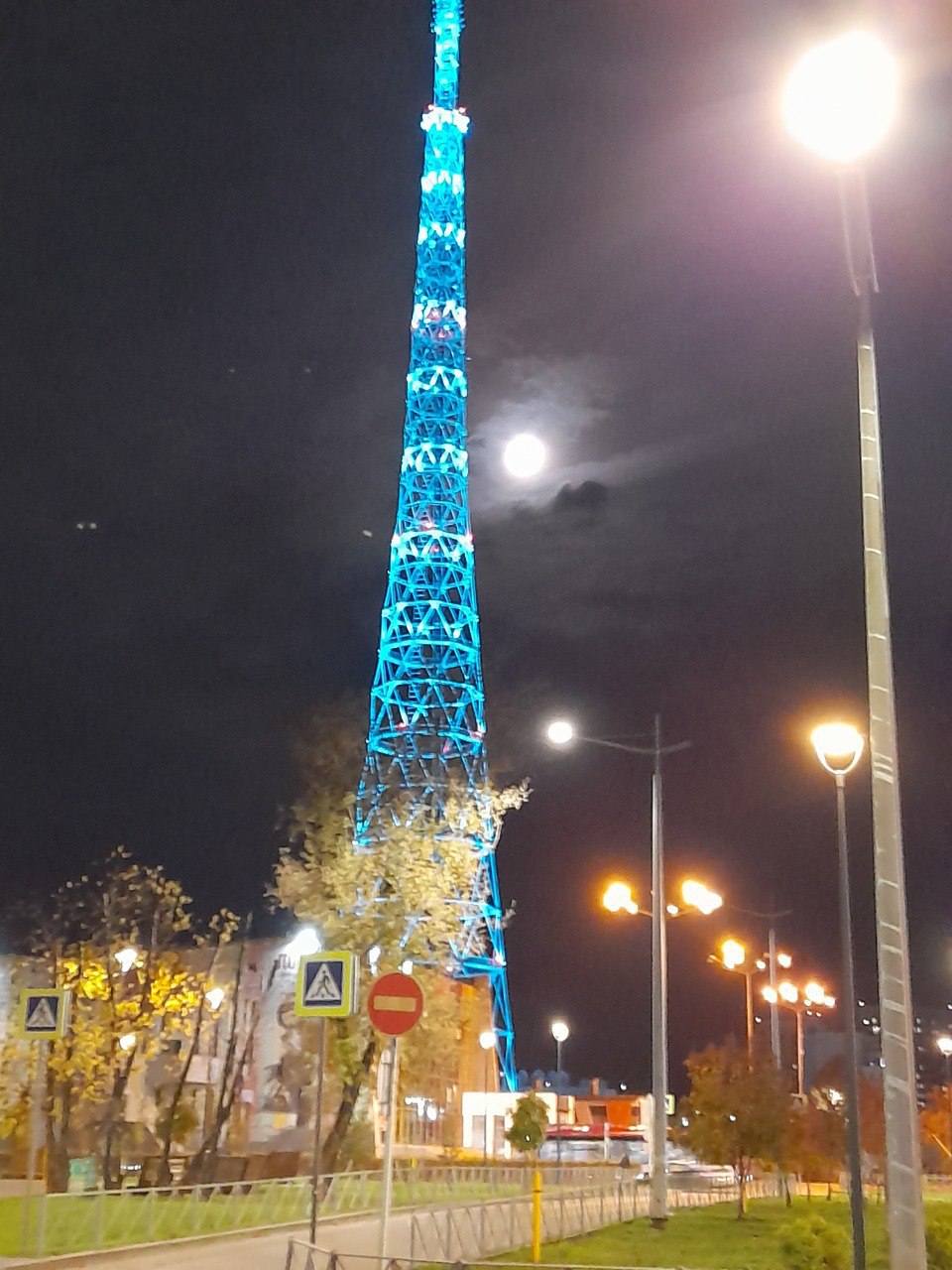 Пермская телевышка включит праздничную подсветку в честь 23 февраля В День защитника Отечества пермяки смогут полюбоваться на праздничную иллюминацию С 19 00 до полуночи включат специальную архитектурно художественную подсветку 23 февраля На башне зажгутся изображения триколора георгиевской ленты и салютов Тематическим световым шоу Российская телевизионная и радиовещательная сеть поздравит всех ветеранов и военнослужащих Подписаться на Properm ru в MAX