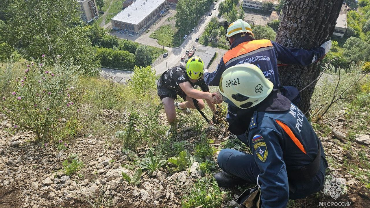 В Челябинской области мужчина застрял на скале из-за козы В Аше пришлось спасать 32-летнего мужчину. Он поднялся на скалу горы Доменная, а спуститься уже не смог. Как сообщает пресс-служба ГУ МЧС России по Челябинской области, местный житель оказался на вершине из-за козы, а спуск оказался слишком крутым. На помощь пришли спасатели. Они спустили мужчине веревку с поясом, зафиксировали его и не дали скатиться вниз. "Ашинцу с помощью альпинистского снаряжения помогли благополучно выбраться из опасной зоны. Медицинская помощь не потребовалась", – добавили в МЧС. Когда мужчину спросили, зачем он полез в гору, тот просто ответил: "За козой". Фото: пресс-служба ГУ МЧС России по Челябинской области Вести Южный Урал Челябинск