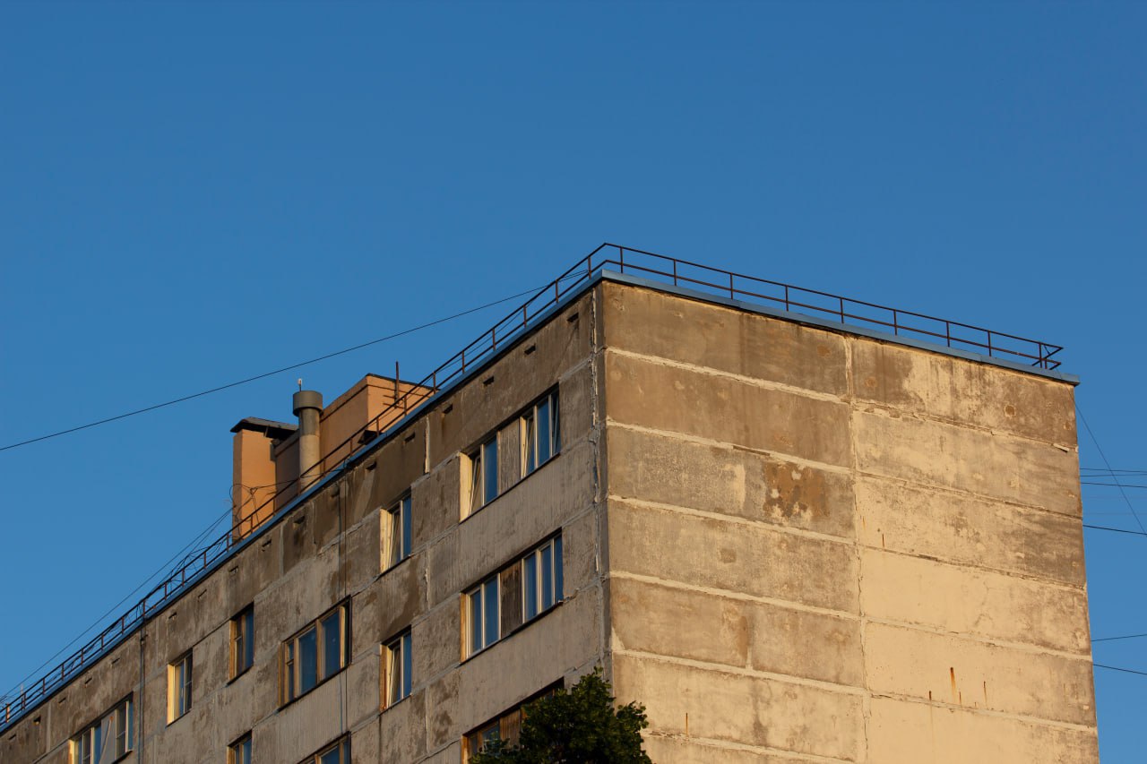 В Курске хотят урегулировать оплату вывоза мусора для жителей без регистрации В Курске обсуждают проблему которая по оценке городских властей влияет на состояние контейнерных площадок Глава города Евгений Маслов заявил что после августа 2024 года численность людей в Курске заметно выросла при этом часть жителей купивших квартиры не оформляет регистрацию по месту проживания По словам мэра из за отсутствия прописки оператор по вывозу отходов не получает полные данные о фактическом числе проживающих В результате мусора становится больше чем предусмотрено расчетами В качестве примера Маслов привел ситуацию когда в квартире живет семья из нескольких человек а зарегистрирован и оплачивает услугу только один Также глава города отметил что график вывоза формируется исходя из количества жителей и при неполной информации возникают перекосы по нагрузке на контейнерные площадки При этом как сообщил Маслов собственники квартир в разговорах указывают что действующее законодательство не обязывает их регистрироваться в купленном жилье Губернатор Курской области поручил проработать вопрос с правовой точки зрения Курская Telega Прислать новость