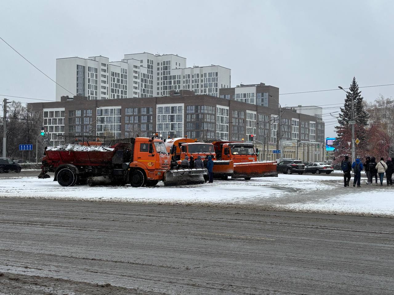 Снегоуборочные машины в центре Барнаула. В городе продолжают устранять последствия снегопада.  Вот, какие ЧП произошли сегодня и как их устраняют, сообщает городская администрация:   Произошло падение 34 деревьев, 7 крупных веток, повреждено 22 автомобиля. Пострадавших нет.   Для ликвидации последствий комплекса неблагоприятных метеоявлений в готовности к реагированию создана группировка сил и средств в количестве 509 человек, 197 единиц техники.   По очистке и подсыпке дорог и тротуаров, обрезке деревьев задействована группировка в составе 20 бригад, 141 чел., 83 ед. тех. МБУ «Автодорстой» Барнаула и МБУ «Благоустройство и озеленение».   По уборке придомовых территорий задействован 781 дворник.   Произошло 11 аварийных ситуаций на линиях электропередач,  всего под отключение электроэнергии попало 10 населенных пунктов. Устранено 7 повреждений, в работе 4.   По состоянию на 16:00 электроснабжение ограничено в поселках Мохнатушка, Бельмесево, микрорайоне Затон, станции Ползуново.   По восстановлению аварийных ситуаций на линиях электропередач задействовано 10 бригад, 30 человек, 11 единиц техники.    Аварийные службы Горэлектротранса и три трамвайных вагона выехали на городские улицы для очистки контактной сети от наледи.   Фото: amic.ru