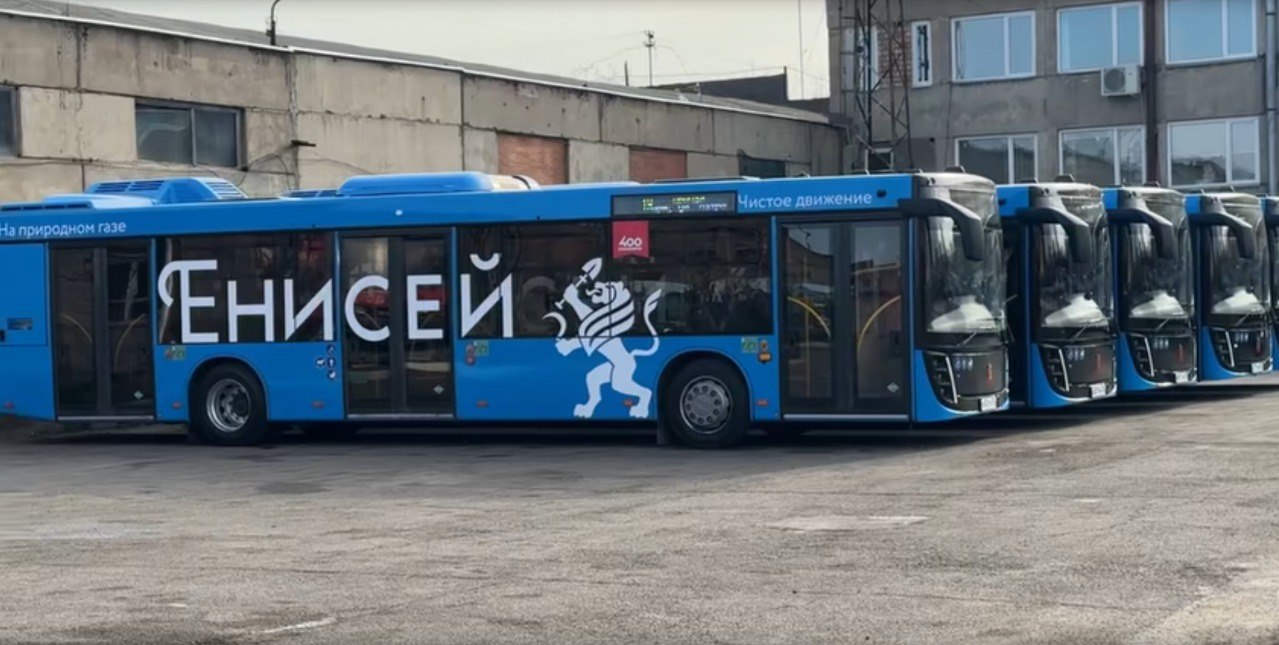 Новые автобусы на газе выйдут еще на два маршрута в Красноярске С 11 ноября экотранспорт начнет ходить на маршрутах 55 и 31 На маршруте 55 будет работать 16 новых автобусов А на маршруте 31 заменят весь подвижной состав 10 автобусов Автобусы на газомоторном топливе были закуплены для Красноярска по инициативе губернатора края Михаила Котюкова Главная цель улучшение экологии и повышение качества общественного транспорта До конца года в город должны прийти 150 таких машин Все они выходят на маршруты по мере прибытия и комплектации С завтрашнего дня на улицах Красноярска можно будет увидеть уже 76 таких автобусов Пассажиры смогут лично протестировать новую технику уже на 6 городских маршрутах 12 19 10 56 55 31 уточнили в пресс службе мэрии
