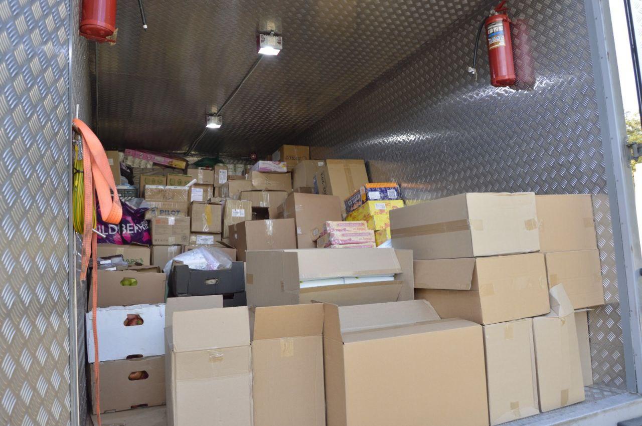 Краснодарцы отправили в социальные учреждения Херсонской области 4 тонны гуманитарной помощи Общественная палата Краснодара совместно с городскими общественными организациями и представителями местного бизнеса отправили детские игрушки канцтовары для школьников продукты питания длительного хранения средства гигиены более 2 тонн бутилированной минеральной воды а также бытовую технику для учреждения социального обслуживания пожилых людей Херсонской области Гуманитарная помощь будет доставлена в Каховский округ в Чернянскую среднюю школу в Новокиевский социально реабилитационный центр Каланчакского МО для несовершеннолетних и в дом престарелых в Геническе Доставит груз участник СВО кавалер ордена Мужества Ринат Бабаев