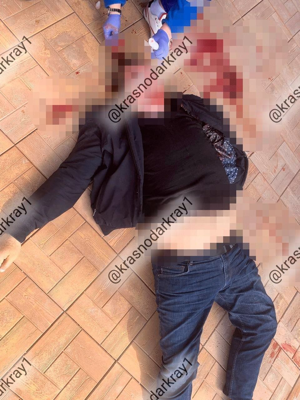 Человек, одетый в костюм химзащиты ОЗК, застрелил мужчину в селе Дзеберкой в Туапсинском районе. Погибший — криминальный авторитет Арсен "Красноярский". Всё случилось в Туапсинском муниципальном округе. Убийца несколько раз выстрелил из ружья и скрылся с места. Киллера ищет полиция. Mash Ваши видео высылайте нам в бот Подпишись поделись Прислать видео новость