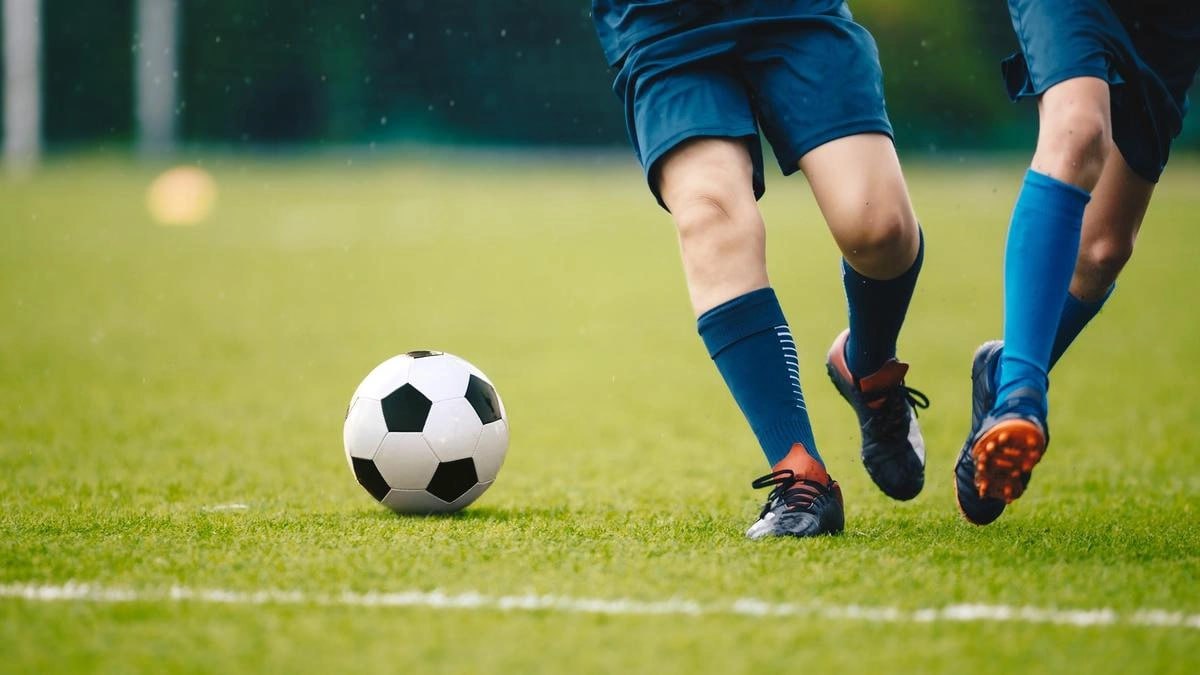 Болельщик Норвича умер после того как ему стало плохо во время матча 1 32 финала Кубка Англии по футболу против Уолсолла Как передает Oxu Az об этом сообщила пресс служба Норвича С прискорбием сообщаем о кончине болельщика нашей команды по завершении матча Кубка Англии Норвич хотел бы выразить свои искренние соболезнования семье и друзьям болельщика в это невероятно трудное время говорится в заявлении Встреча прошла 11 января Норвич на своем поле разгромил Уолсолл со счетом 5 1 ruoxuaz скончалсяболельщик ФКНорвич ФКУолсолл   Новости Азербайджана Написать нам