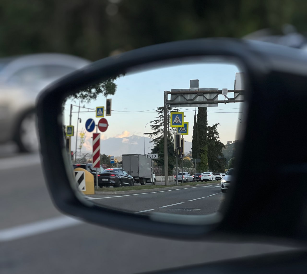 Количество выданных автокредитов за месяц снизилось на 43 Число выданных кредитов составило 59 74 тысяч что стало самым низким результатом за последние три года Объем выдачи в январе этого года сократился также на 43 по сравнению с декабрем и составил 90 05 млрд рублей Средний чек автокредита с сентября 2025 года не опускался ниже 1 5 млн рублей