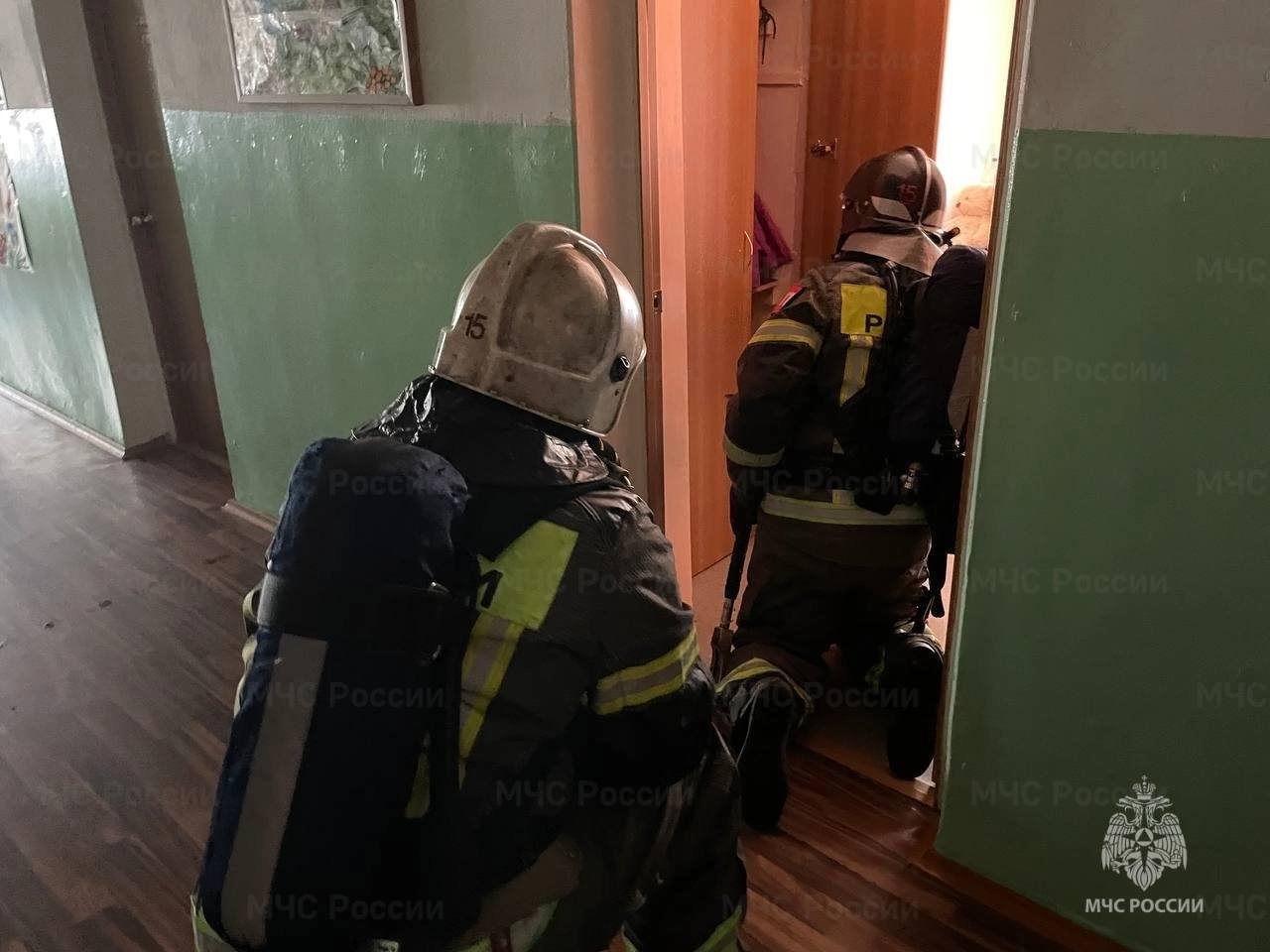 Условный пожар в Коряжме: спасатели отработали поиск пострадавшего ребенка Пожарно-тактическое занятие по тушению условного пожара в административно-жилом корпусе базы отдыха «Коряжемского детского дома-школы» провели в Коряжме. После сообщения о том, что в одном из корпусов заметили огонь, началась эвакуация. Условный дым преградил путь одному ребенку. Именно на его поиски были брошены силы прибывших на место сотрудников 15 пожарно-спасательной части. Стоит помнить, что дети ведут себя в экстремальных ситуациях не так, как взрослые. Во время пожара они прячутся в укромных местах — в шкафах и под кроватями. Так, звено газодымозащитной службы направилось в горящее помещение и в кратчайшие сроки спасло пострадавшего.