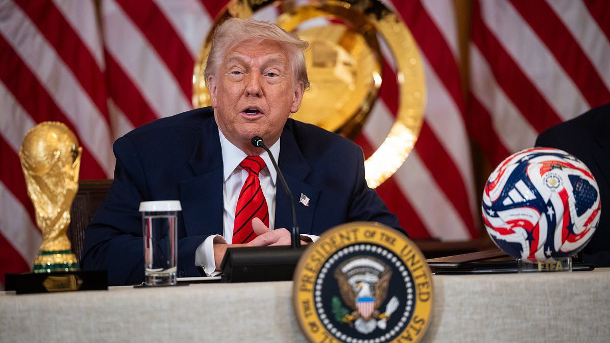 Стало известно что Трамп может поменять города ЧМ 2026 по футболу из за вопроса безопасности Президент США сказал жургалистам что может вмешаться и лишить города права проводить матчи турнира если они не будут сотрудничать Такими городами могут быть Сиэтл и Сан Франциско которые не поддерживают иммиграционную политику его администрации