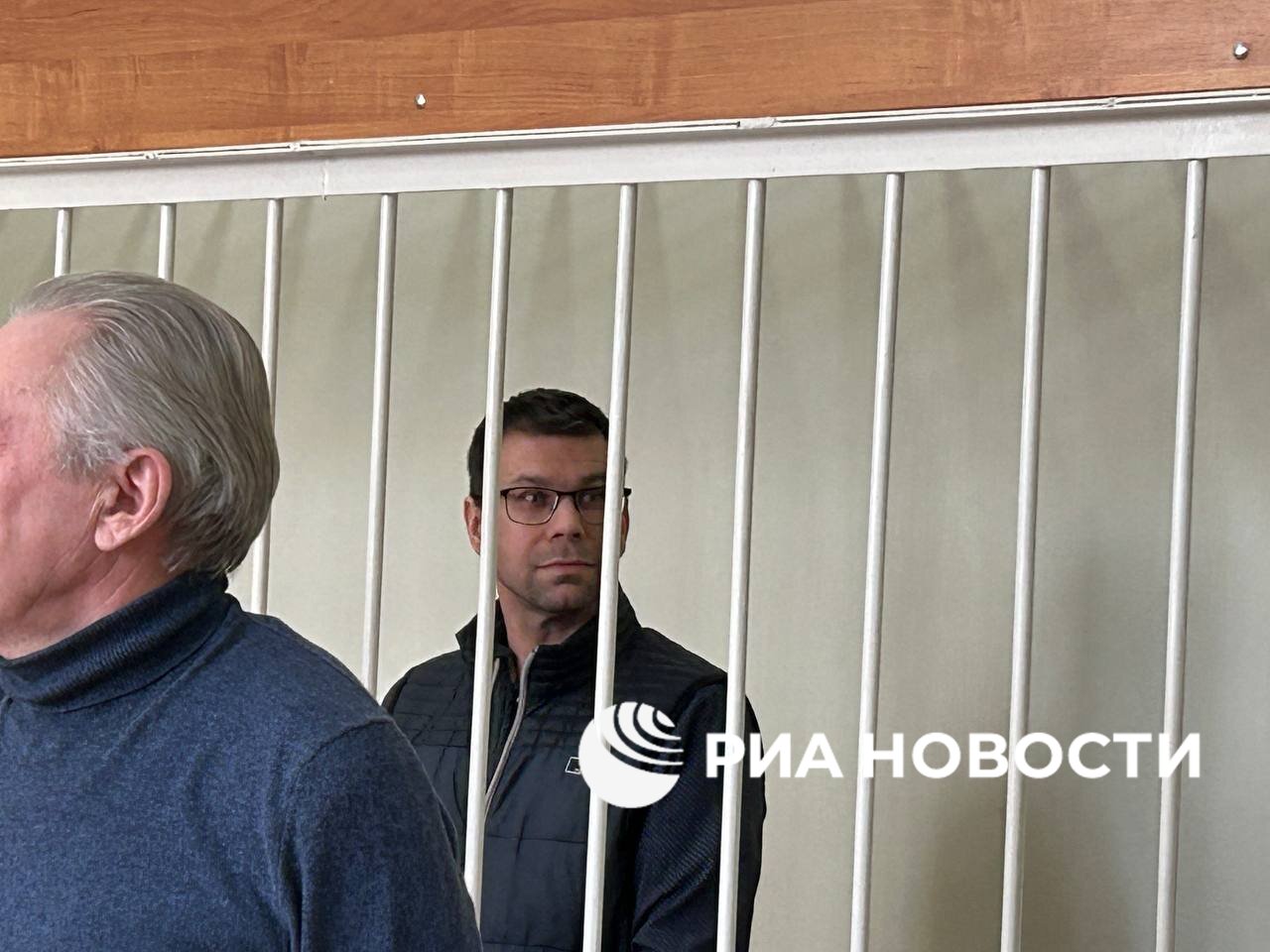 Суд признал экс-мэра Белгорода Антона Иванова виновным в получении взяток и превышении полномочий, передает корреспондент РИА Новости из зала суда.   Бывший глава города приговорен к 10 годам лишения свободы и штрафу в 11 млн рублей.   Задержали его еще в марте 2023-го – по обвинениям, которые связаны с периодом его работы гендиректором "Белгородской ипотечной корпорации"  трудился там до того, как стал мэром .   А пост главы Белгорода Иванов занимал с декабря 2021-го по октябрь 2022-го.