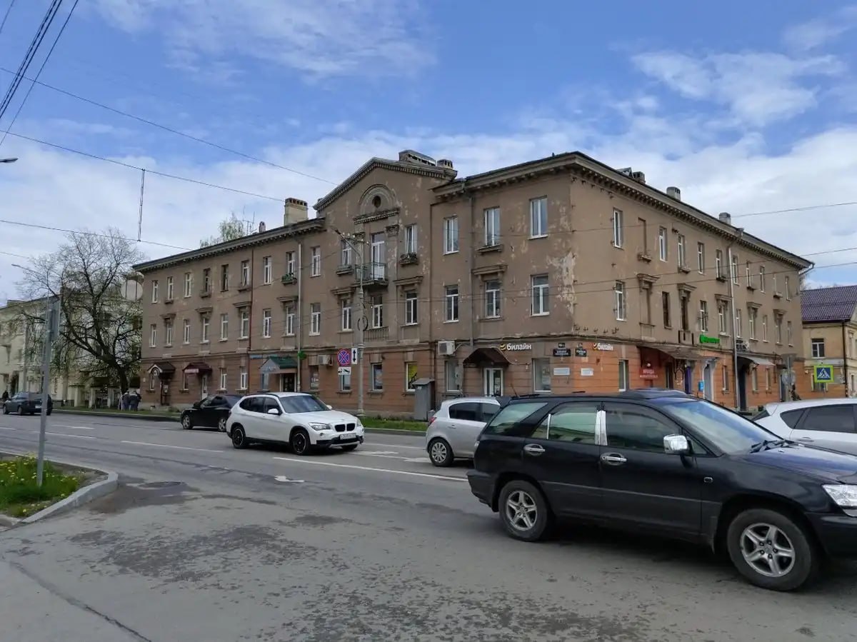 В Великом Новгороде отремонтируют здание бывшего полицейского управления ХIХ века В администрации Великого Новгороде подвели итоги электронного аукциона на разработку проекта капитального ремонта и непосредственно ремонтные работы в многоквартирном жилом доме на улице Большой Московской, № 46/13. Оно является памятником архитектуры регионального значения – это здание бывшего полицейского управления, построенное в ХIХ веке. Победителем аукциона стала петербургская компания «Научно-производственное объединение «Наука – строительству». На подготовку документов и ремонт она получит 34,8 млн рублей. Работы будут поделены на несколько этапов и предполагают перекладку приямков у окон подвальных этажей, создание или ремонт гидроизоляции фундаментов в подвале, перекладку кирпичной кладки стен подвальных помещений и установку новой дренажной системы. Ремонт планируется завершить в феврале 2026 года.