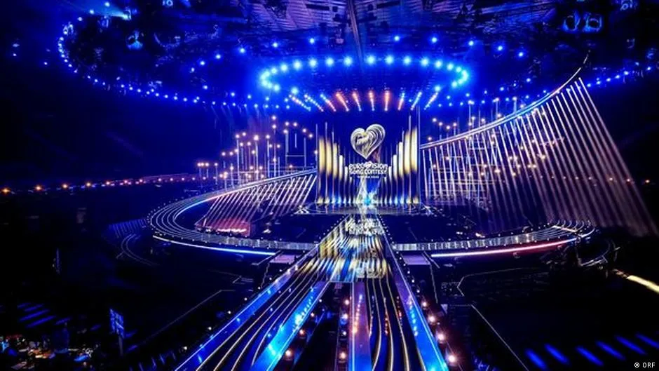 В Вене открывается Евровидение 2026 Певец от Израиля рассказал что заранее репетировал под улюлюкание Церемония начнется 10 мая в 17 00 по Германии 70 й конкурс еще до своего проведения стал одним из самых политизированных и скандальных в истории Из за участия Израиля бойкот ему объявили телекомпании пяти стран Нидерланды Словения Испания Ирландия Исландия Несмотря на это Европейскому вещательному союзу и австрийской телерадиокомпании ORF удалось собрать участников от 35 стран Как рассказал израильтянин Ноам Беттан немецкой газете Bild в его команде есть те кто во время репетиций специально свистит и всячески мешает ему петь так он готовится к возможным провокациям во время конкурса В Вене певец исполнит балладу о токсичной любви Michelle За неделю до финала конкурса она уверенно держалась в первой десятке рейтинга букмекеров Список фаворитов возглавляет финский дуэт из скрипачки Линды Лампениус и певца Пете Паркконена с песней Liekinheitin тоже о неразделенной любви Финнам удалось уговорить Европейский вещательный союз дать 56 летней Лампениус возможность вживую исполнить скрипичные соло в этой поп рок композиции У представительницы Украины Виктории Корниковой солистки коллектива LELÉKA есть все шансы попасть в первую десятку финалистов с фолк элегией Рiдним За нее смогут проголосовать и украинцы живущие в Германии где Виктория учится и работает с 2014 года В преддверии конкурса LELÉKA пришлось выслушать немало упреков в том что от Украины выступает певица уже давно не живущая на родине Досталось от соотечественников и немке Саре Энгельс В Германии ее критикуют за то что танцевальная композиция Fire и по стилю и по сценографии и даже по названию напоминает выступление на Евровидении киприотки Элени Фурейры с Fuego В немецком хит параде Fire не поднималась выше 75 й позиции а у букмекеров на Евровидении выше 20 й Подробности в материале DW dwglavnoe