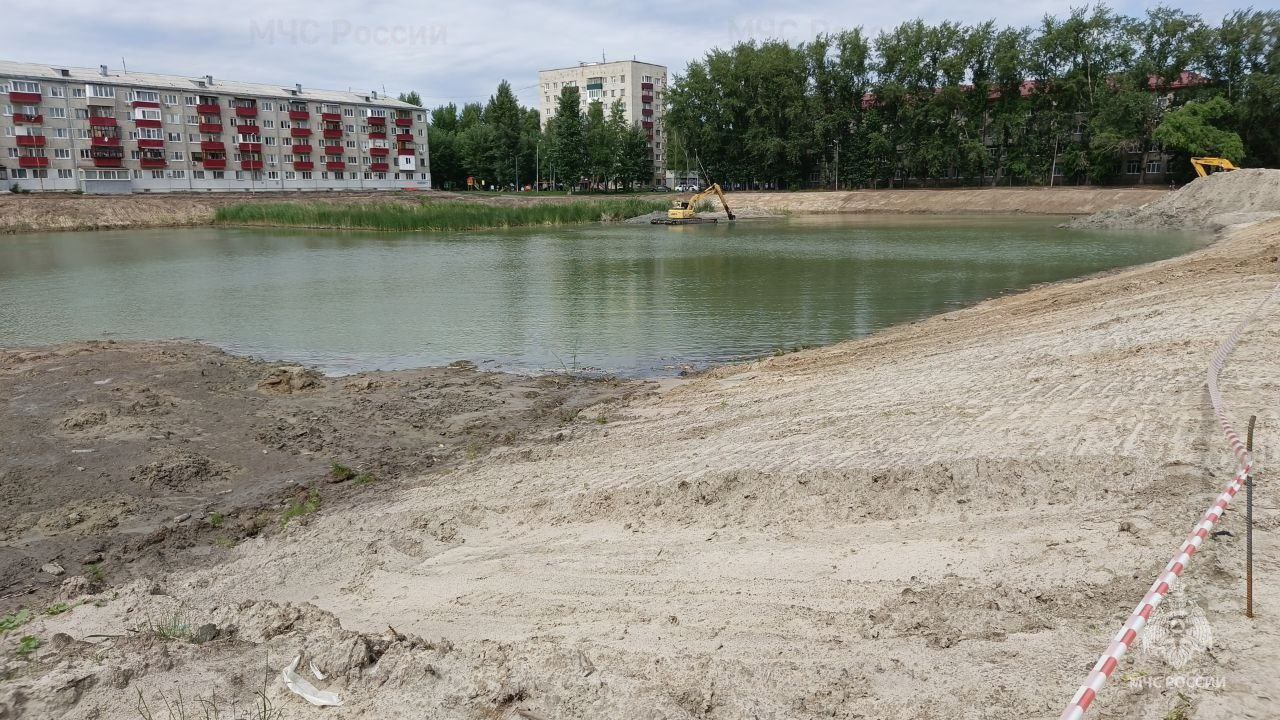 Внимание – детям у водоемов! 22 июня 2025 года вечером в Тюмени на пруду Утином очевидцы вытащили из водоема подростка, который скрылся под поверхностью воды. На месте вызова работали спасатели Тюменской областной службы экстренного реагирования и работники скорой медицинской помощи. На сегодняшний день мальчик находится в лечебном учреждении. Обстоятельства происшествия устанавливаются. Сотрудники МЧС России напоминают: будьте осторожны вблизи водоемов и на акватории, не пренебрегайте правилами безопасности. Особое внимание уделите детям, не оставляйте их без присмотра, расскажите им об опасности купания без сопровождения взрослых, в несанкционированных местах . Если Вы стали свидетелем происшествия на водоёме - сообщите об этом по телефону 112. Ваша безопасность – ваша ответственность!