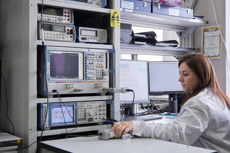 Цифровые решения для метрологического обеспечения авиации   В НИЦ ПМ Ростест прошла демонстрация новейших решений в области автоматизации измерительных процессов для делегации ЦАГИ Специалистам представлена платформа Метрология 4 0 предназначенная для автоматизации поверочных и калибровочных лабораторий Решение позволяет ускорить выполнение измерительных работ повысить производительность автоматизировать обработку результатов упростить оформление документации Развитие метрологии традиционно связано с авиацией где точность измерений напрямую влияет на безопасность и надёжность техники Сегодня Росстандарт совместно с предприятиями отрасли   развивает технологии измерений и испытаний   внедряет цифровые модели   совершенствует нормативную базу и метрологическую инфраструктуру авиации Сеть подведомственных организаций Росстандарта обеспечивает поверку и калибровку средств измерений аттестацию испытательного оборудования и поддержку высокоточных измерений для авиастроения Это позволяет обеспечивать   точность производственных процессов   надёжность бортовых систем   соответствие авиационной техники требованиям безопасности НИЦ ПМ Ростест остаётся ключевым центром прикладной метрологии выполняя работы по обеспечению авиационной измерительной техники проверке бортовых систем и оценке параметров аэронавигационных сигналов Подписаться на канал Росстандарта в Max