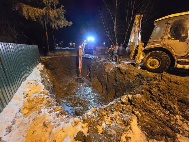 Жителям поселка Омский Омского района вернули холодную воду, коммунальщики устранили серьезную аварию на водопроводе.  ⏺Неделю назад из-за порыва на сетях прекратилась подача воды в дома, школу и садик. Школьников перевели на дистант, садик закрыли, а жителям воду подавали по часам.  ⏺Устранение аварии осложнялось наличием линии электропередач, которую пришлось переносить.   ⏺Как уточнили в пресс-службе районной администрации, сейчас школьники учатся очно, заработал и детский сад.