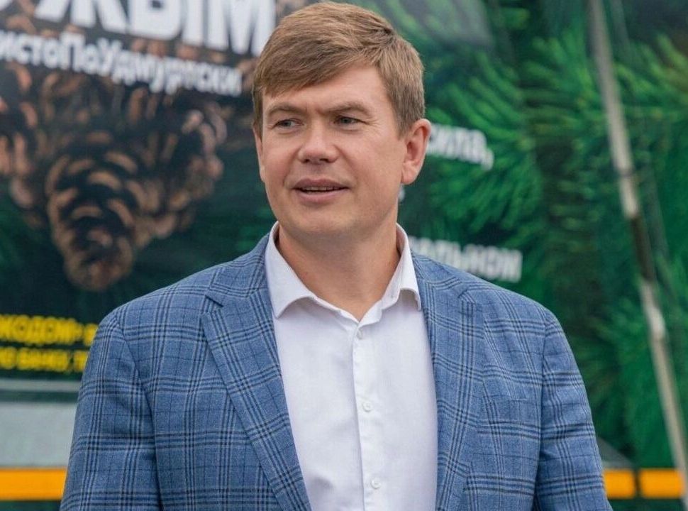 Экс министр ЖКХ Удмуртии и экс глава Спецавтохозяйства Иван Маринин возглавил Агентство коммерческой недвижимости По данным СПАРК Интерфакс генеральным директором ООО Агентство коммерческой недвижимости Маринин числится с 13 января Общество зарегистрировано в Ижевске в 2013 году с уставным капиталом в 10 тысяч рублей Основные виды деятельности аренда и управление собственной или арендованной недвижимостью операции с недвижимым имуществом за вознаграждение или на договорной основе Учредитель компании Антон Кудрин В 2024 году выручка общества снизилась на 34 до 2 2 млн рублей Чистая прибыль упала на 105 и составила 208 тысяч рублей со знаком минус Напомним Иван Маринин с 2018 года возглавлял компанию регоператора по обращению с ТКО Спецавтохозяйство САХ Оставил пост по собственному желанию в августе 2025 года Ранее с 2014 года работал первым замом главы минстроя Удмуртии в том же году стал и о министра затем до конца 2017 года занимал пост министра Фото телеграм канал ООО САХ в МАХ