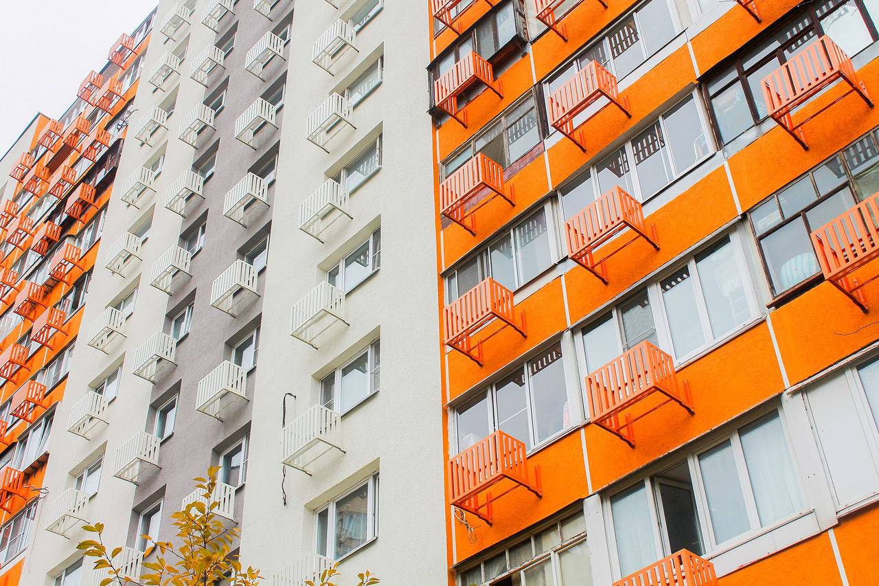 Завершаем ремонт четырех домов по технологии мокрый фасад на улице Скульптора Мухиной в районе Ново Переделкино ЗАО Работы проводим в рамках региональной программы капитального ремонта многоквартирных домов Дома 1 3 5 и 7 находятся по соседству 14 этажные здания построили в 1989 году по проекту типовой серии Для каждого здания разработали уникальный проект работ подобрали современные отечественные материалы Технология мокрый фасад позволила выбрать яркое и стильное цветовое решение для каждого дома Фасады окрасили в оттенки жемчужно белый горький апельсин и сухая глина Подробнее о работах рассказали в материале mos ru