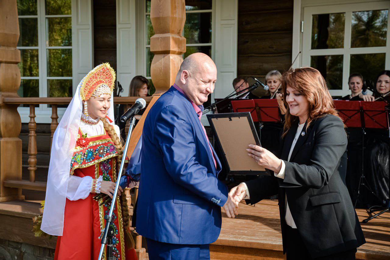 Оренбуржье Что происходит В Оренбуржье вручили литературную премию имени Сергея Аксакова 19 сентября в музее заповеднике Сергея Аксакова в Бугурусланском районе прошла церемония вручения областной литературной премии имени С Т Аксакова В 2025 году награда отметила 15 летие В конкурсе приняли участие 26 работ из 14 регионов страны Премия присуждается по трём номинациям Награды победителям вручила вице губернатор заместитель председателя правительства Оренбургской области по социальной политике Лариса Боярская В номинации Лучшее художественное художественно публицистическое произведение проза публицистика победителем стал писатель из Калининграда Дмитрий Воронин с книгой Тётушка жизнь и матушка война Сам писатель описывает её так Многие думают что в книге описана сегодняшняя ситуация подробнее на канале Оренбуржье Что происходит