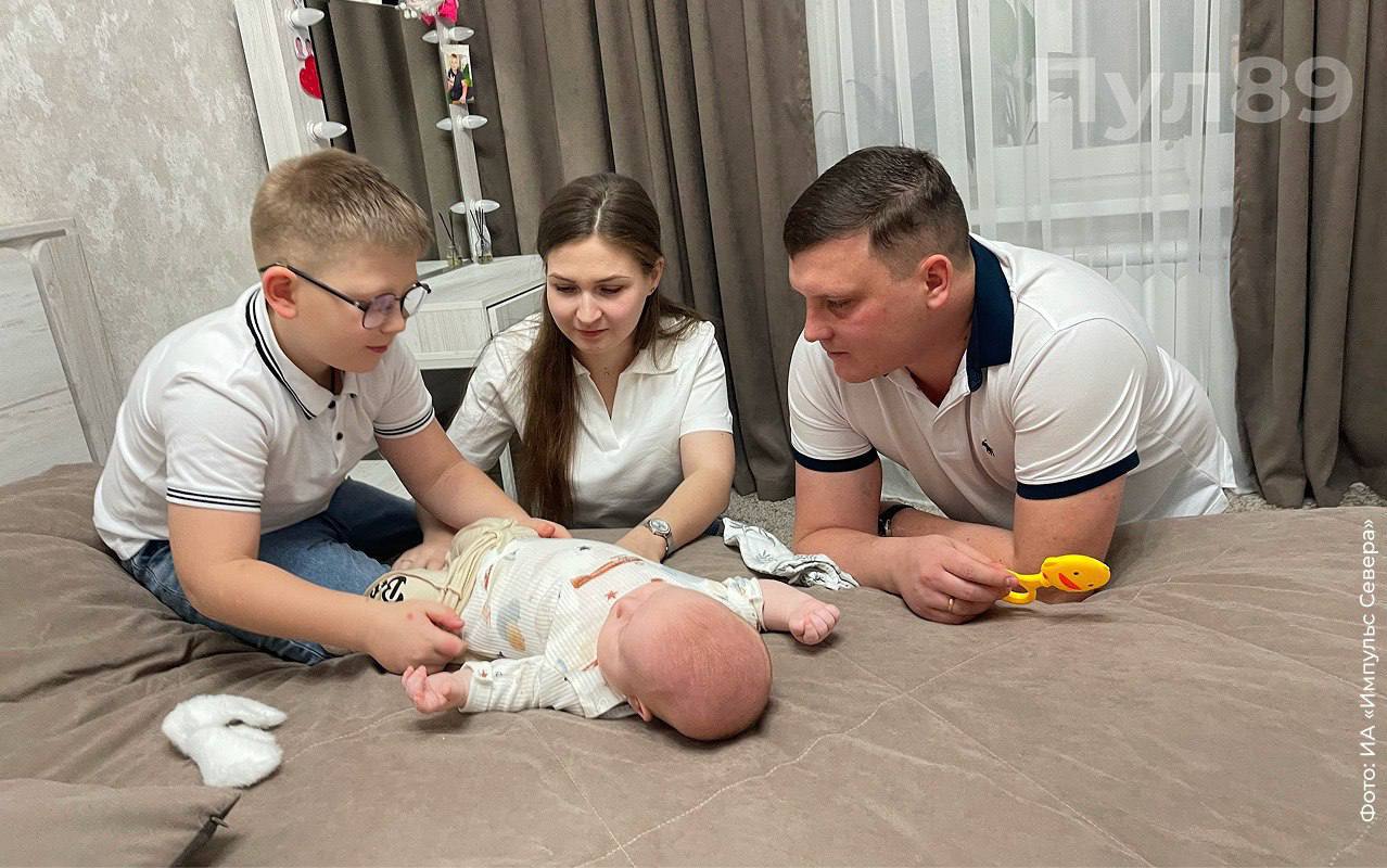 Эхо Честного маршрута выдан первый региональный маткапитал семье из ДНР Проблема семей переехавших на Ямал из новых регионов была озвучена во время августовской встречи Дмитрия Артюхова с новоуренгойцами Для решения потребовалось внести изменения в окружное законодательство Теперь при назначении выплаты учитываются дети рождённые и проживавшие на территориях ДНР ЛНР Запорожской и Херсонской областей до присоединения к России Первыми по новым правилам маткапитал получили новоуренгойцы Клюевы переехавшие из ДНР в 2022 году Их старший сын Даниил родился в Мариуполе а младший Ярослав этим летом уже на Севере Семья получила выплату за рождение второго ребёнка в размере 150 тысяч рублей которую они хотят направить на погашение ипотеки Ранее если семья переехала в округ с ребёнком рождённым в новых регионах то при появлении второго и третьего детей уже на Ямале ей могли выдать маткапитал только за второго малыша Первый ребёнок не учитывался при назначении выплаты Теперь и это вопрос пересмотрен такие семьи смогут получить региональный маткапитал как за третьего ребёнка Получается сделано Ваши глаза и уши на Молодёжи 9 и там где всегда держат слово