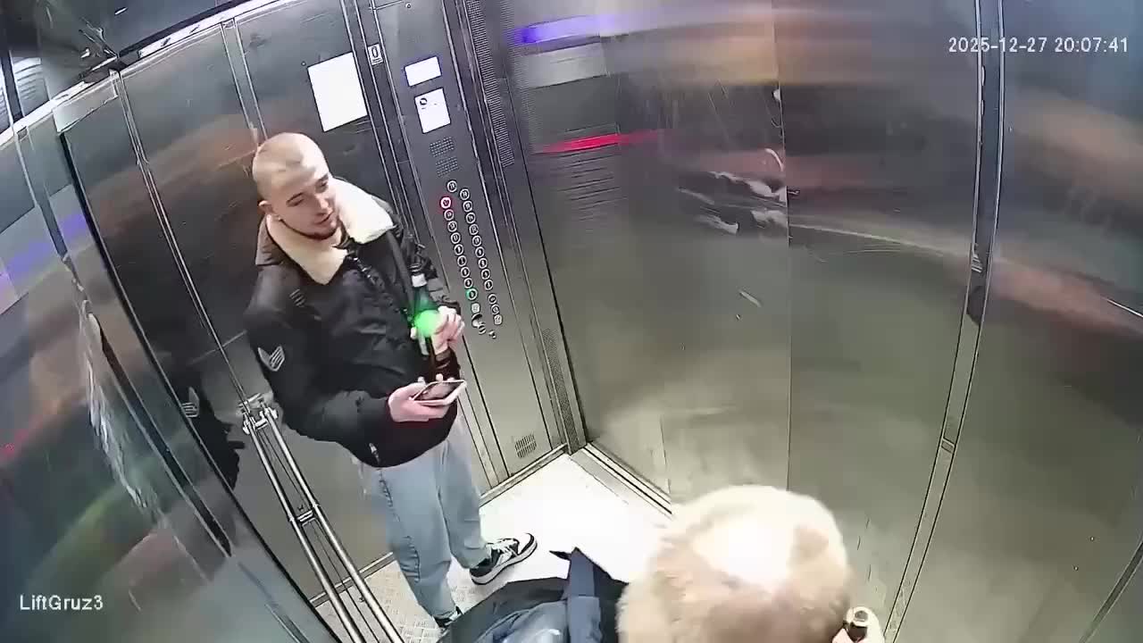 Два жителя Санкт-Петербурга устроили фейерверк в лифте