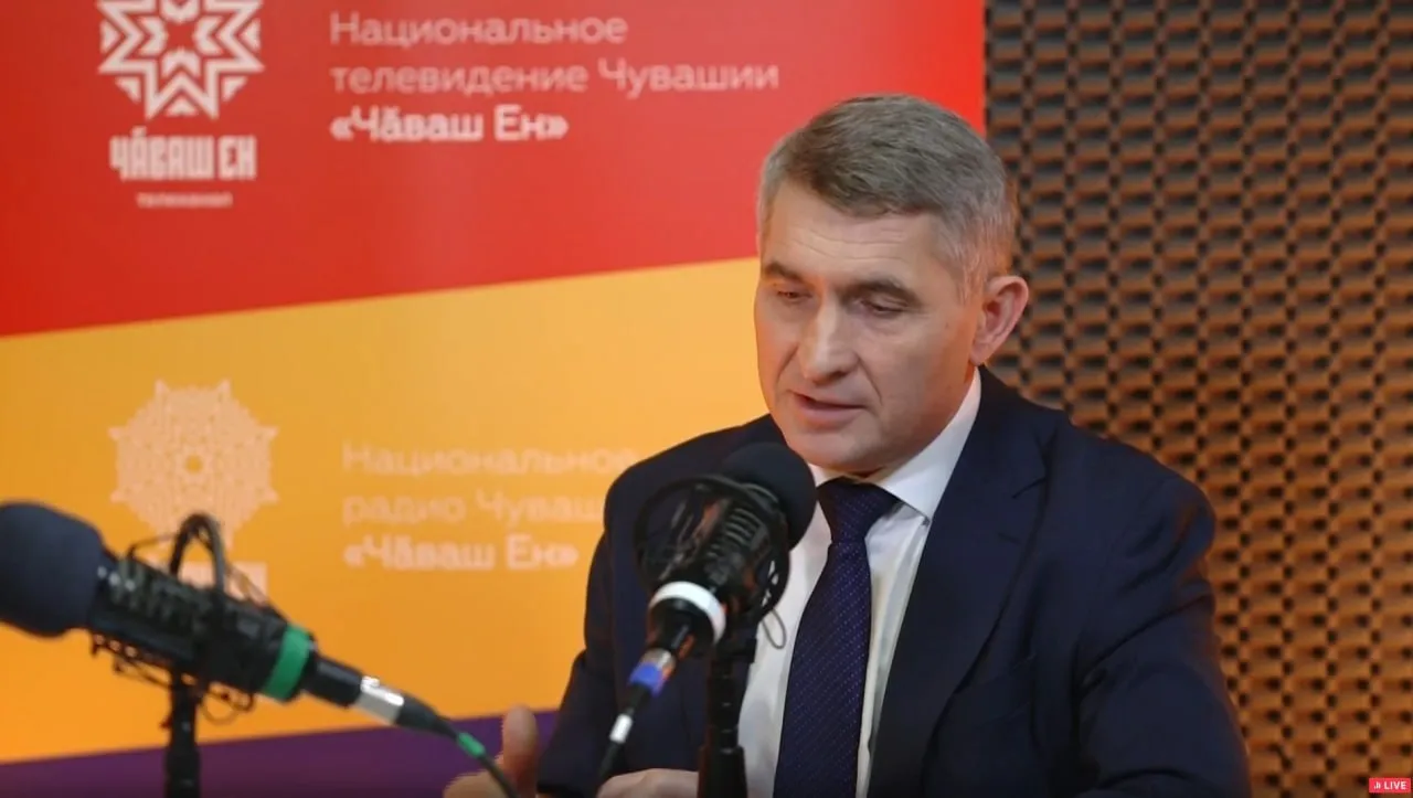 На прямую линию с Олегом Николаевым поступило более 250 звонков Зрителям напомнили что ни один вопрос не останется без внимания все обращения транслируют профильным ведомствам для оперативного реагирования В завершение эфира Олег Николаев подчеркнул что власти региона работают над принятием специального закона о порядке рассмотрения обращений граждан Этот нормативный акт позволит исключить ситуации когда чей либо запрос остаётся без реакции со стороны власти надзорных органов или других инстанций Подробности прямой линии Главы Чувашии Олега Николаева читайте в Грани в субботу 25 апреля
