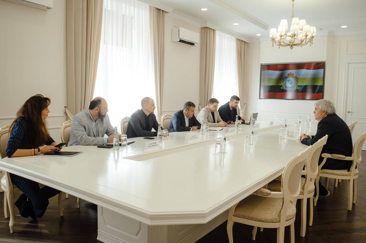 «Память о том, что происходило и происходит в Курской области, должна сохраняться» Александр Хинштейн обсудил с гендиректором «ИРИ» Алексеем Гореславским вопрос создания документального сериала про вторжение ВСУ в Курскую область. «Институт развития интернета» — крупнейший оператор социальной рекламы в интернете, который также продюсирует и финансирует от лица государства создание различного медиаконтента. Врио губернатора сообщил, что уже в ближайшие три месяца начнётся сбор материала в том числе и среди архивов военных лет . После к работе подключатся опытные авторы, они помогут с разработкой сценария. — Обсудили также возможность развития соцрекламы. Цель — продвижение в интернете региона и рассказ о его достопримечательностях. Нам есть чем гордиться, а для этого об истории и современности Курской области должно знать как можно больше людей в стране и мире, — сообщил глава региона. Сейм Курская область