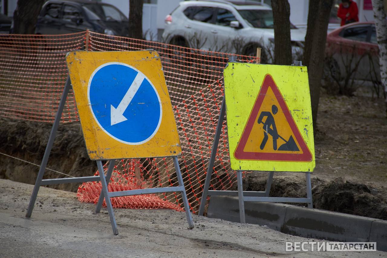В Казани на ул.Рахматуллина частично ограничат движение транспорта В Казани с 24 июня по 20 июля будет частично ограничено движение по улице Рахматуллина из-за ремонтных работ. Об этом сообщает комитет внешнего благоустройства. Ограничения коснутся участка от дома №5 до здания №3. Подписаться Сообщить новость