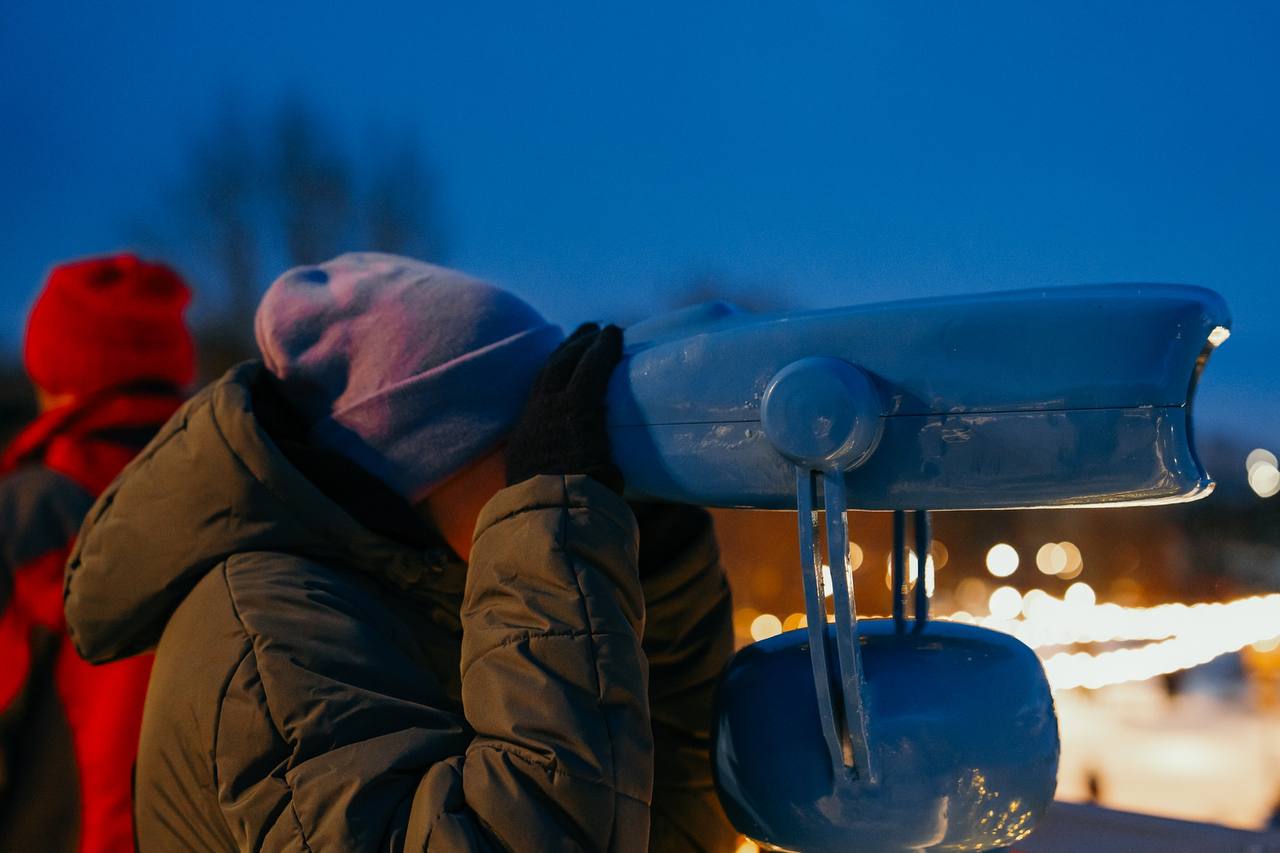 Проводили домой школьников и педагогов из Мариуполя – новогодние петербургские каникулы подошли к концу.    В этот раз программа детского отдыха строилась на игровой модели-путешествии по городам России: ребята смогли не только отдохнуть, но и получить новые знания. Для них подготовили тематические дни и мастер-классы. Школьники познакомились с традициями и обычаями празднования Нового года нашей мультикультурной страны.    Запоминающейся оказалась поездка в Кронштадт. Для детей из Мариуполя провели экскурсию по «Острову фортов», Музею военно-морской славы и Никольскому Морскому собору.