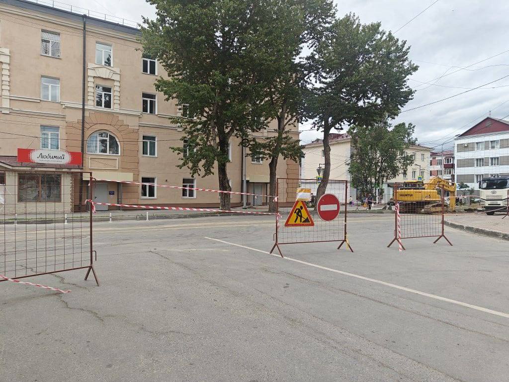 В Южно-Сахалинске перекрыт участок улицы Чехова: как объехать и где проехать В Южно-Сахалинске с 9 июля временно перекрыт участок улицы Чехова в районе пересечения с улицей Сахалинской. Ограничения связаны с проведением ремонтных работ и продлятся ориентировочно до 31 августа. Что перекрыто: Нет проезда с улицы Сахалинской на юг по ул. Чехова — движение закрыто в районе дома №1 по ул. Чехова. Закрыт проезд по ул. Чехова на север — ограничение действует в районе Сахалинского колледжа искусств. Что работает: Перекрёсток Чехова и Курильской — проезд в направлении восток–запад открыт. Движение здесь сохраняется в обоих направлениях. Объезд и альтернативные маршруты: Жители домов на 1-й линии ул. Сахалинской например, Сахалинская, 51 могут выехать на улицу Курильскую через внутриквартальные проезды между домами №56 и №58 по ул. Невельской.