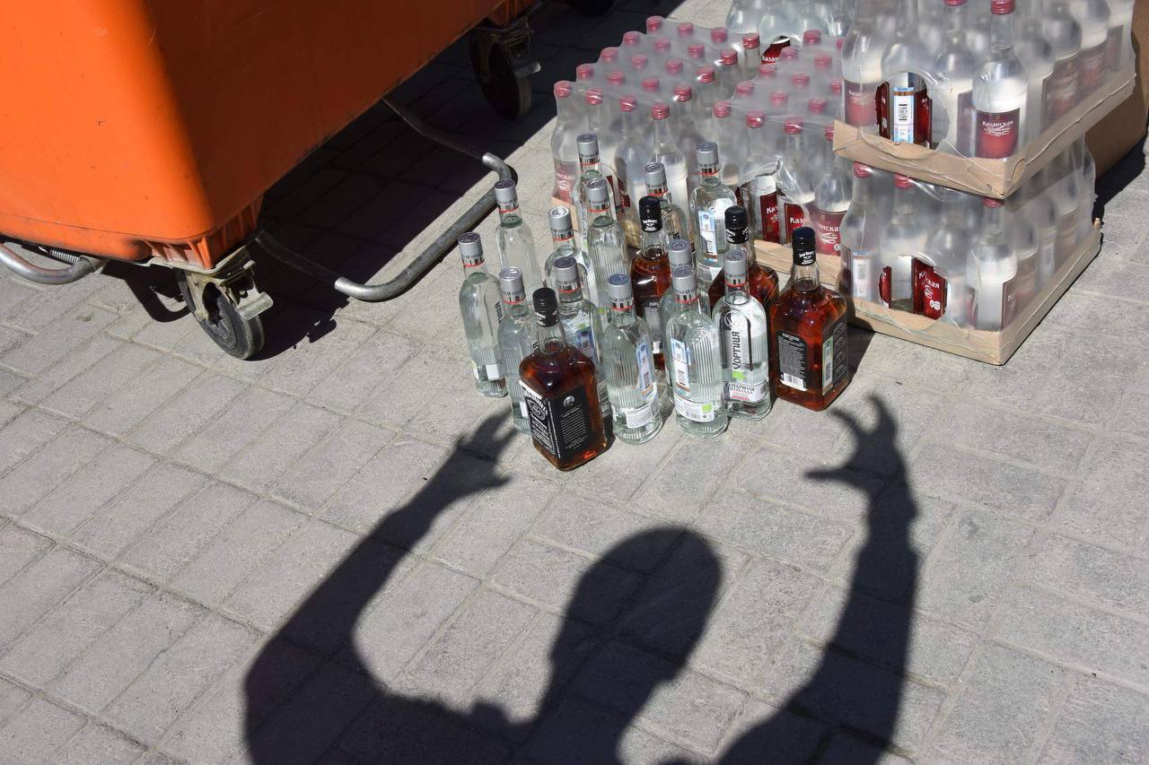 Алкогольные ограничения вводят во Владивостоке на три дня Они будут действовать с 26 по 28 сентября В городе пройдёт День тигра фестиваль Приморские муссоны первый фестиваль духовых оркестров Тихоокеанские марши и соревнования БПЛА Гонка дронов Розничная продажа алкоголя будет запрещена на расстоянии менее 100 метров от границ мест проведения мероприятий за час до и час после их проведения За несоблюдение закона нарушители могут быть привлечены к административной ответственности ОТВ Происшествия