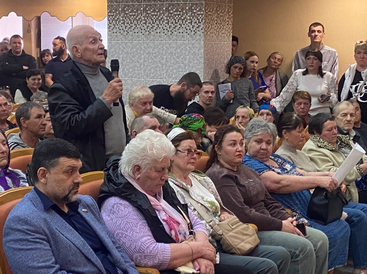 Началась встреча врио губернатора Александра Хинштейна с жителями Золотухинского района. Большая часть вопросов связана с качеством дорог, здравоохранением, благоустройством.  - Периодически читаю про себя, что приехал кого-то «посадить», людей успокоить, а потом вернусь в Москву. Таких планов нет. Намерен вместе с жителями Курской области здесь навести порядок. Важно, чтобы мы вместе искали пути решения проблем. Важно быть на прямой связи с людьми быть, быть с ними честным, - отметил Александр Хинштейн.  Встреча проходит в Доме культуры. Зал рассчитан на 300 человек, но пришло гораздо больше.   Сейм   Курская область