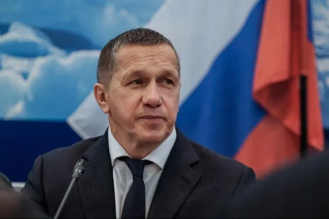 Юрий Трутнев представил отчет о комплексном развитии Арктики на совещании у Президента РФ   Заместитель Председателя Правительства полномочный представитель Президента в ДФО Юрий Трутнев доложил Президенту Владимиру Путину о развитии российской Арктической зоны Доклад прозвучал на совещании главы государства с членами Правительства Арктическая зона Российской Федерации территория имеющая стратегическое значение для развития экономики и обеспечения национальной безопасности нашей страны Благодаря принятым Вами Владимир Владимирович в 2020 году решениям в Арктике созданы максимально привлекательные условия для инвестиций в том числе самая большая в мире преференциальная зона площадью 5 млн кв км За пять лет в АЗРФ стартовало более тысячи новых проектов с государственной поддержкой Общий объём инвестиций запланированных в Арктической зоне Российской Федерации в следующие десять лет превышает 30 трлн рублей Развитие Арктики напрямую связано с арктическими проектами крупнейших российских компаний Газпрома Газпром нефти Норникеля Новатэка Лукойла Фосагро и других Выпускаемая ими продукция является основой грузовой базы Северного морского пути и Трансарктического транспортного коридора За последние десять лет грузопоток по СМП увеличился с 4 млн до почти 38 млн т открыл своё выступление Юрий Трутнев   vmagadanpress com юрий трутнев представил отчет о компл