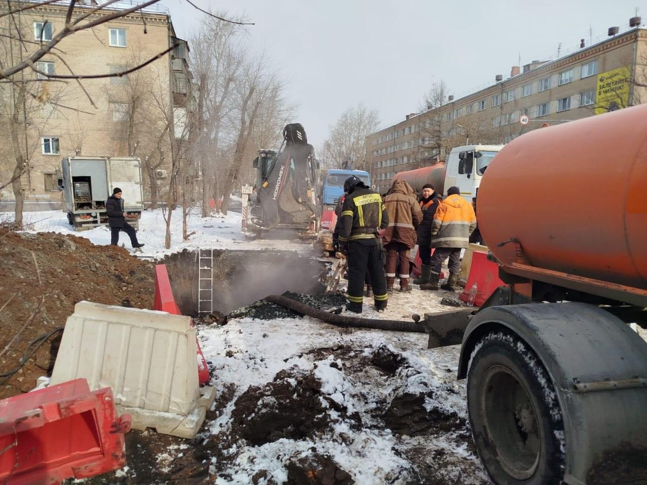 В Металлургическом районе 6,5 тысяч человек остались без воды и отопления из-за коммунальной аварии  Под удар попали 63 дома и 5 социальных объектов, но детские сады работают.   Причина — порыв трубы на ул. Сталеваров. Поврежденный участок убрали и уже меняют на новый.