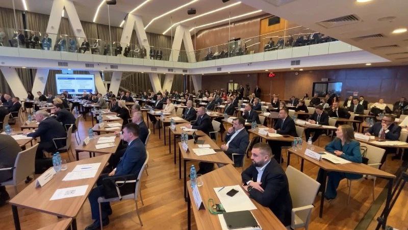 Январские слушания новый виток развития Дальнего Востока Особое внимание на совещании уделили обсуждению финансирования мастер планов развития дальневосточных городов Цель наших встреч заключается в том чтобы остановиться осмыслить проделанную работу оценить ее значимость для страны и понять насколько эффективно мы действуем отметил Юрий Трутнев   Подписаться на нас Telegram I MAX Прислать нам новость Sakhonlinebot