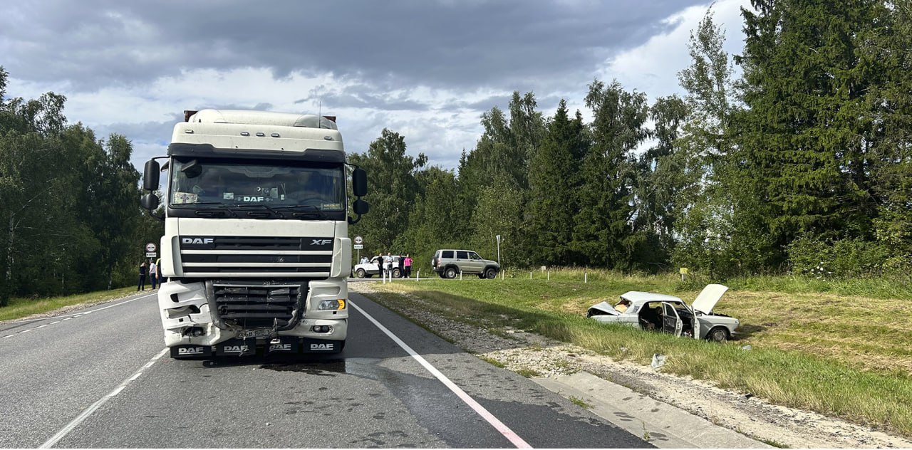 Смертельный поворот: передано в суд дело о ДТП в Дубровском районе  Передано в суд уголовное дело о смертельном ДТП, которое произошло в Дубровском районе Брянской области 20 июля 2024 года. К трагедии привёл неоправданный манёвр на дороге. В аварии погибла женщина и пострадал подросток.  По версии следствия, 57-летний житель Мглина ехал по дороге в Дубровском районе на автомобиле «ГАЗ-24». Съехал на обочину и тут же стал поворачивать налево, не уступив дорогу двигавшемуся сзади грузовому автомобилю.  В аварии погибла 37-летняя женщина, 14-летняя девочка-пассажир получила тяжёлые травмы.  Во время следствия обвиняемый утверждал, что на обочину не съезжал и вообще виноват водитель грузовика. Однако всё это опровергается собранными доказательствами, в числе которых следы «ГАЗ-24» на обочине.  Уголовное дело передано в Дубровский районный суд.      подписаться   прислать новость