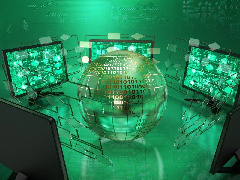 Большие данные хотят сделать более доступными для ИИ Ассоциация больших данных АБД попросила Минцифры упростить доступ к данным для ускорения обучения ИИ об этом пишет Ъ со ссылкой на письмо АБД В своем письме ассоциация пишет о проблемах которые сегодня существуют в сфере регулирования ИИ после чего предлагает способы их решения   Необходимо конкретизировать порядок отнесения информации к персональным данным ПД и сведениям которые составляют например банковскую тайну если эти данные были обезличены или зашифрованы без возможности восстановления   Важно создание единых стандартов открытых API по модели Open Data в РФ формируется асимметрия информации не позволяющая обмениваться данными разным участникам рынка   Предлагается оформить наборы данных датасеты как самостоятельный объект имущественных прав и внести соответствующие изменения в законодательство   Предлагается предоставлять базовый доступ к госданным бесплатно либо тарифицировать по принципу предельных затрат то есть без наценки сверх стоимости обеспечения доступа   СофтТех