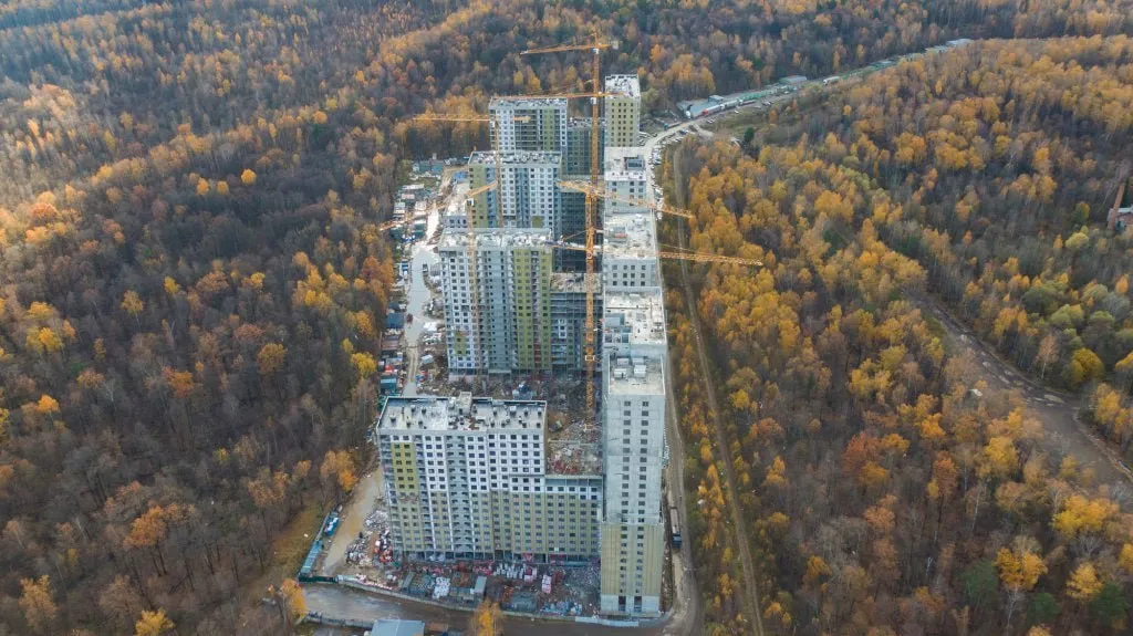 В СВАО достроили проблемный ЖК Сказочный лес сообщила пресс служба Мосгосстройнадзора Застройщик Seven Suns Development неоднократно переносил сроки сдачи объекта В октябре 2024 года к его достройке в качестве технического заказчика была привлечена компания Capital Group moscow on air