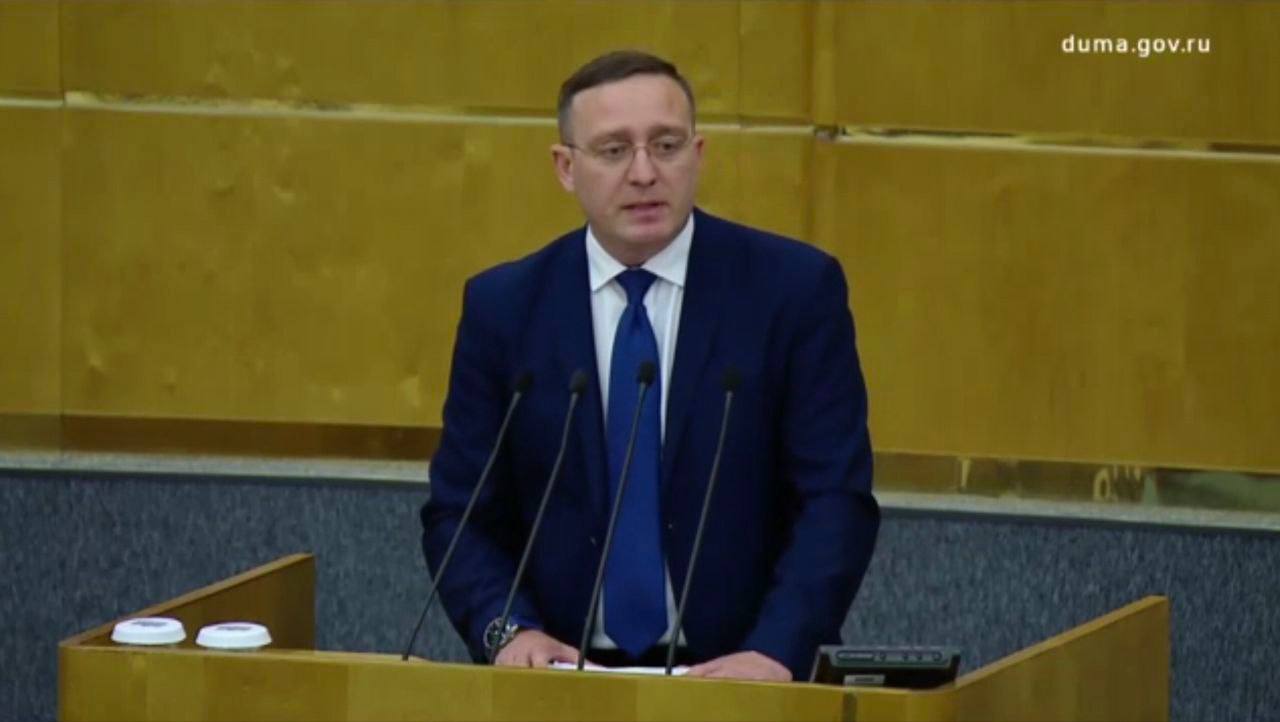 Госдума приняла важный законопроект для развития международных ТОР на Дальнем Востоке  Сегодня, 17 июля, депутаты поддержали во втором и третьем чтениях законопроект № 518787-8, который создаёт специальный режим для международных территорий опережающего развития  МТОР  в Дальневосточном федеральном округе.    Законопроект включён в План реализации Послания Президента РФ и направлен на создание благоприятных условий для инвесторов.  Это позволит совместно с партнёрами из дружественных стран запускать производства с высокой добавленной стоимостью и оказывать услуги.   Ключевые изменения:    В МТОР теперь можно не только производить продукцию, но и оказывать услуги;   Разрешается создавать дополнительный филиал иностранного банка на МТОР;   Вводится «стабилизационная оговорка» — условия для инвесторов фиксируются на 15 лет;   Защищается интеллектуальная собственность резидентов МТОР;   Упрощаются проверки и контроль за бизнесом.   Поддерживаем развитие Дальнего Востока и укрепление международного экономического сотрудничества!