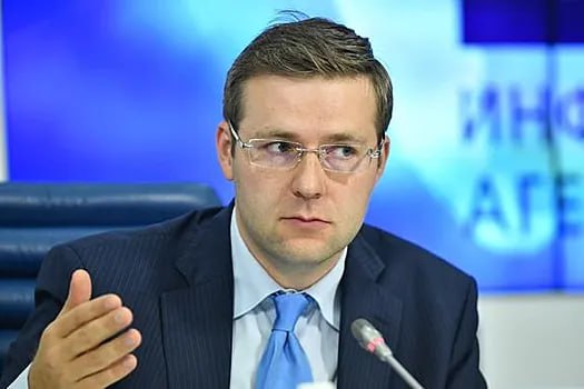 Директор Центра развития региональной политики Илья Гращенков – о последствиях скандала в ЛДПР - специально для «Национального Эксперта».  Скандал в ЛДПР разразился накануне старта избирательной кампании в Госдуму. Именно поэтому последствия для ЛДПР могут оказаться значительными. Так, помимо Нилова, попасть под раздачу рискуют и другие видные деятели партии, которые либо не согласны полностью и тотально присягнуть Слуцкому, либо ведут свою автономную деятельность, Потому что раньше зонтичная партия Жириновского рассматривалась именно как возможность под федеральным рейтингом вождя заниматься более-менее адекватной региональной политикой.   Мы видим сейчас, что партию пытаются, с одной стороны, сделать более вертикальной и унифицированной. С другой стороны, ЛДПР окончательно теряет какой-то идеологический стержень. Раньше партия вождистского типа опиралась в основном на имидж конкретно Жириновского.  Сейчас ЛДПР пытается встроиться именно в госаппарат, пытается вести себя как «Единая Россия» и вообще стать похожей на «Единую Россию». В этом случае совершенно непонятно тогда, зачем избирателю голосовать за партию. Вот поэтому чем больше идеи обновленной ЛДПР будут доходить до избирателя, тем ниже будет ее рейтинг.  Потому что сейчас рейтинг растет  просто на фоне того, что критика практически исчезла, антирейтинг Жириновского тоже исчез, Слуцкого путают с футбольным тренером.  Но как только медийная машина ЛДПР начнет доносить до избирателя обновленные программы, обновленный имидж, то вполне возможно, что после этого избиратель отвернется и окончательно откажется от поддержки этой партии.