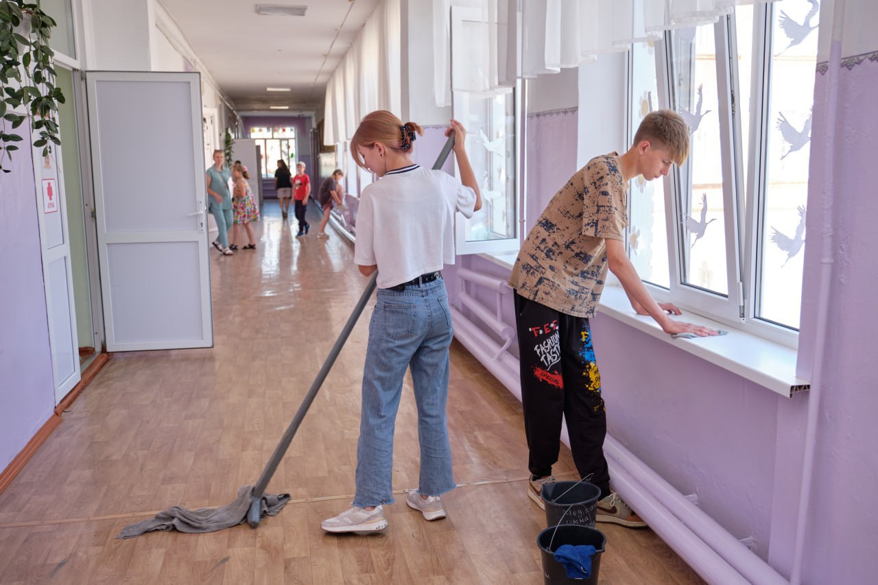 Трудовое лето всё 766 подростков Красноармейского района этим летом потрудились и заработали свои первые собственные деньги Подработка длилась недолго всего по две недели и не более 2 3 часов в день в зависимости от возраста За этот срок ребята зарабатывали около 5 тысяч рублей Чаще всего подростков можно было встретить в школах или на общественных территориях они приводили в порядок клумбы белили бордюры боролись с сорняками в скверах и парках Наибольшую активность проявили школьники Трудобеликовского Полтавского Ивановского и Октябрьского сельских поселений Особенно охотно шли работать 14 летние подростки Сейчас большая часть ребят уже завершила трудиться и готовится к новому учебному году Работы продолжаются только в Марьянской и Старонижестеблиевской Фото из архива Голос правды
