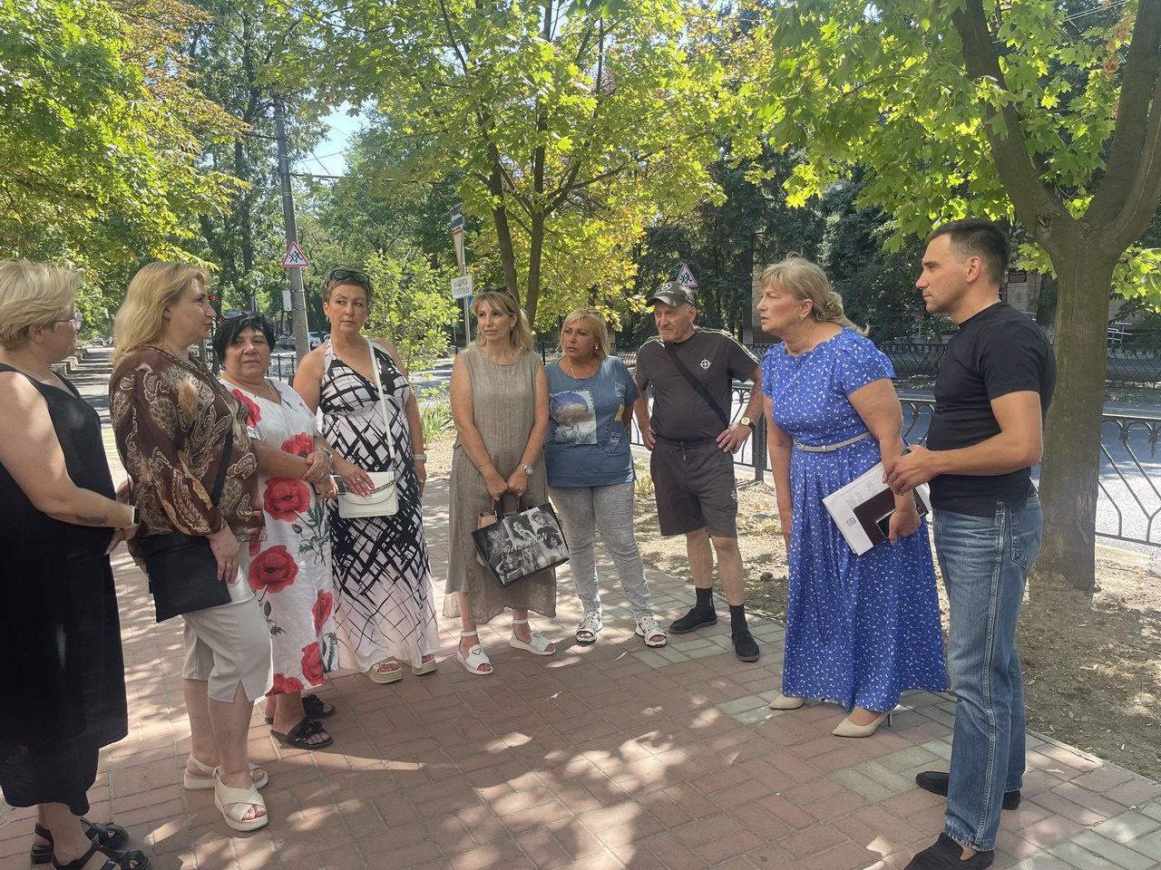 Депутат Денис Машков встретился с дончанами  В рамках поручения Главы ДНР Дениса Владимировича Пушилина  состоялась встреча с жителями Ворошиловского района города Донецка. Обсудили обращения граждан и актуальные вопросы. Особое внимание было уделено теме водоснабжения, что, безусловно, волнует многих. Изношенность сетей, аварии, порывы – все это приводит к перебоям в подаче воды и создаёт массу неудобств, - Денис Машков.  #Депутатский_контроль #Вода #Чат_бот_Главы