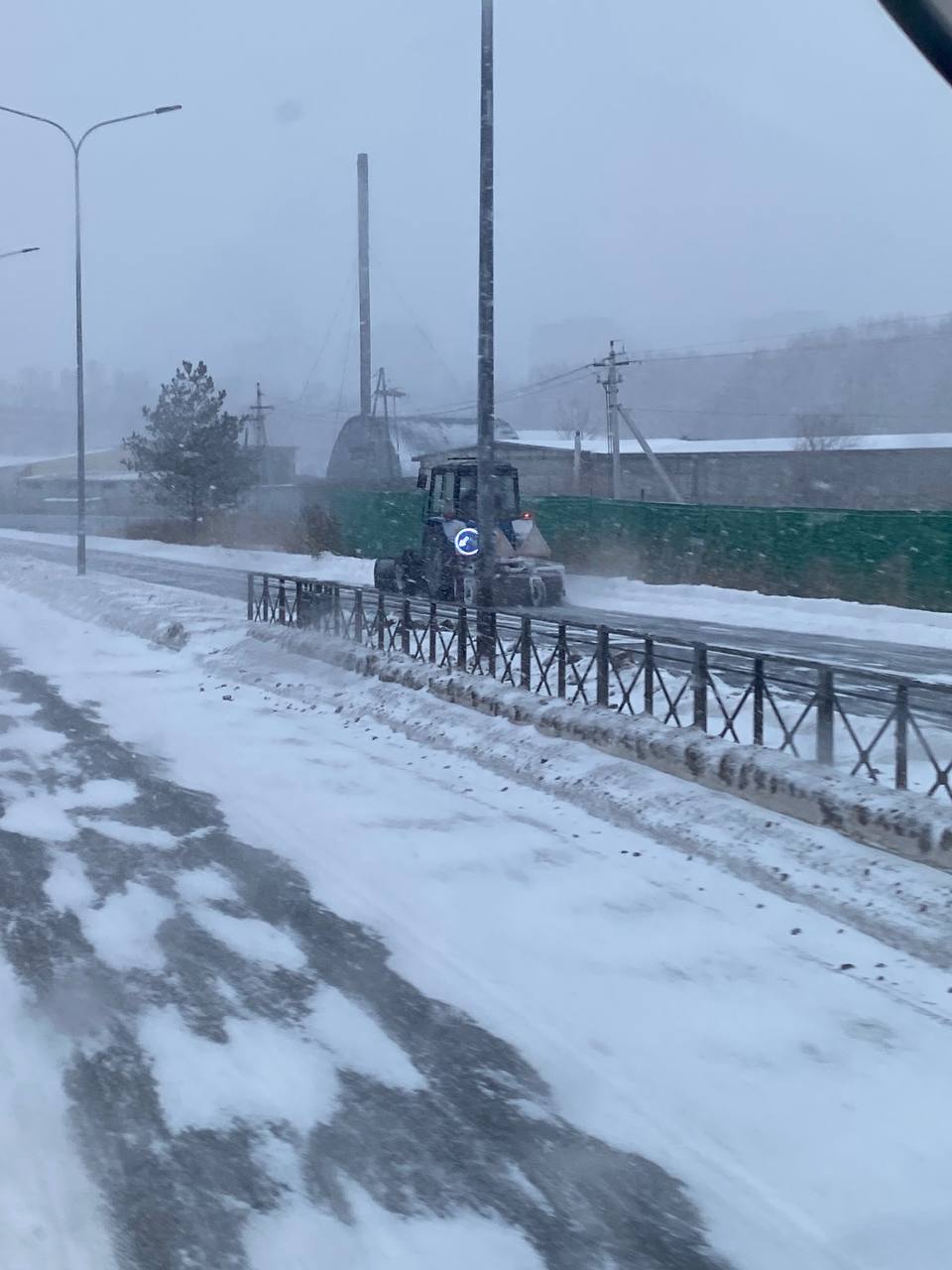 После обильного снегопада в новогоднюю ночь городские службы Тюмени с утра приступили к уборке снега на улицах.