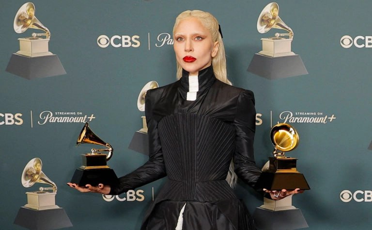 Главные награды премии Грэмми 2026 получили британская певица Оливия Дин в номинации Новый исполнитель американская певица Билли Айлиш и Финнеас О Коннелл в номинации Песня года рэпер Кендрик Ламар в номинации Запись года а также рэпер Bad Bunny в номинации Альбом года сообщает Los Angeles Times Всего на церемонии было вручено 95 наград Bad Bunny получил награду за альбом Debí Tirar Más Fotos Помимо него лауреатами премии стали еще семь музыкантов среди которых Джастин Бибер получивший Грэмми за альбом Swag Сабрина Карпентер за альбом Man s Best Friend Леди Гага Mayhem и Кендрик Ламар GNX Фото Mike Blake Reuters РБК в Telegram и MAX