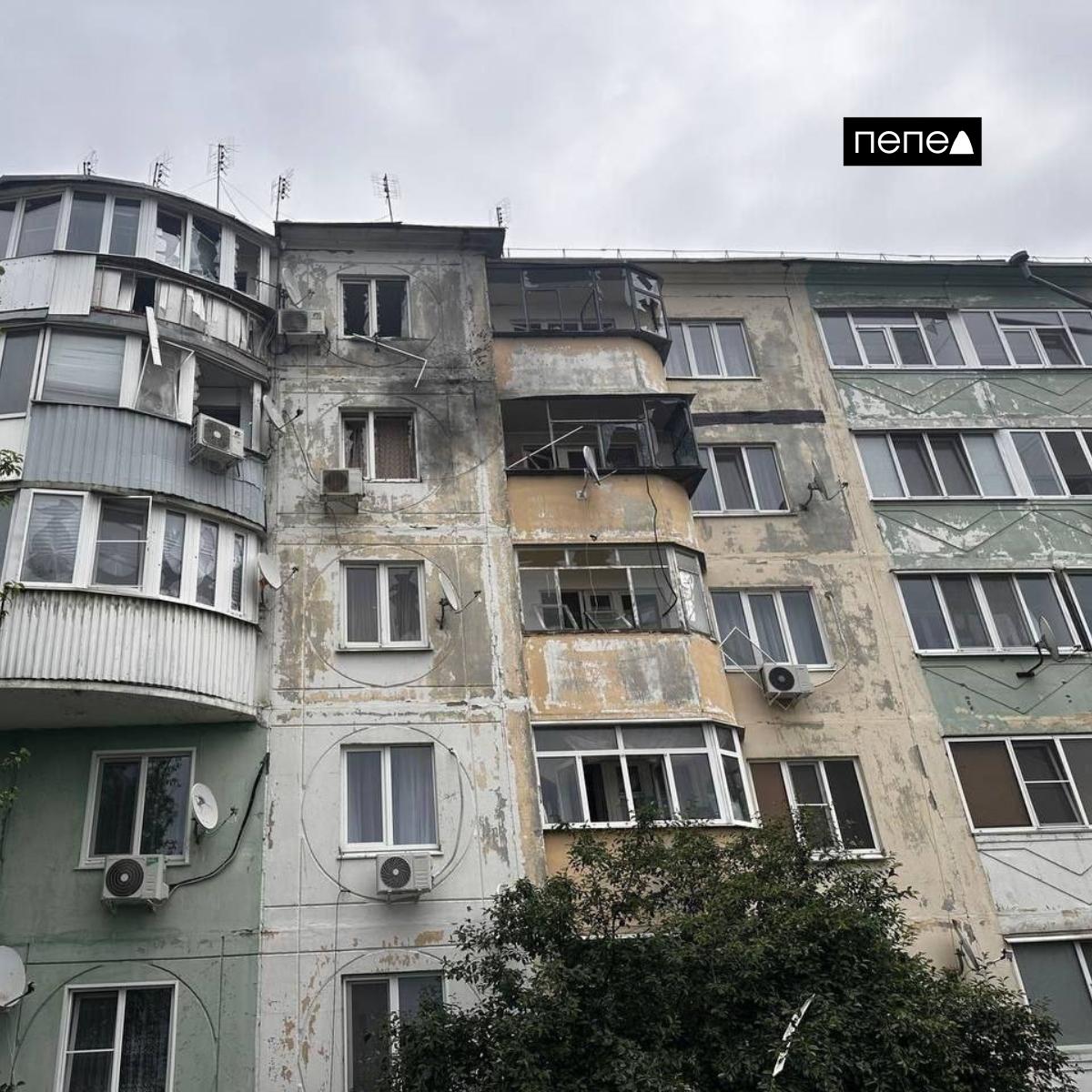 В посёлке Борисовка при атаке дрона пострадали три человека. Губернатор подтвердил, что один из пострадавших — двухлетний мальчик. Как писал «Пепел», он находится в тяжёлом состоянии — у ребёнка открытая черепно-мозговая травма. У бабушки мальчика — минно-взрывная травма, контузия и осколочное ранение руки. Третий пострадавший — мужчина с контузией и баротравмой — самостоятельно обратился в больницу. Подписаться на «Пепел»
