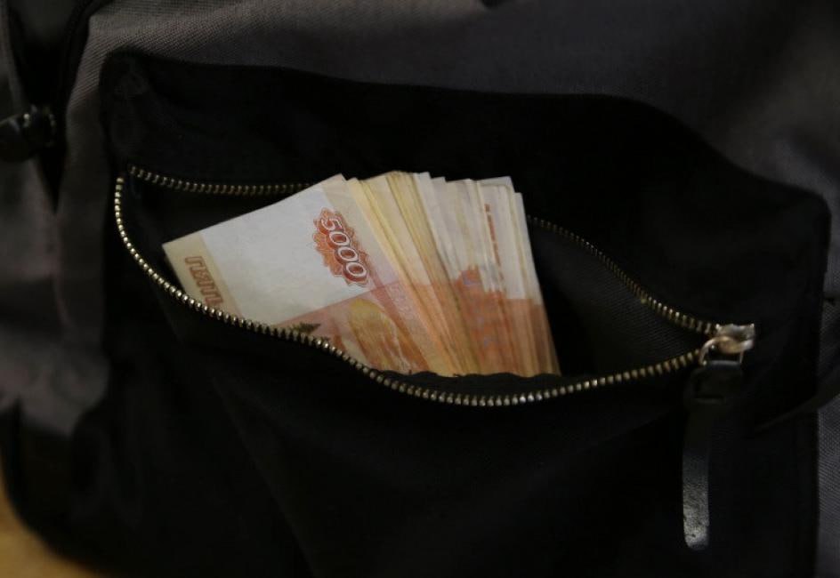 Красносельские полицейские раскрыли кражу денег из квартиры В дежурную часть обратился 38-летний местный житель с заявлением о пропаже 65 тысяч рублей из сумки За несколько дней до этого мужчина познакомился в местном баре с женщиной. Из заведения общение пары перетекло в квартиру заявителя, где они на протяжении 2 дней употребляли алкоголь. После гостья исчезла, а вместе с ней хозяин жилья не досчитался и наличных. Сотрудники уголовного розыска установили личность новой знакомой, ею оказалась 46-летняя жительница поселка. Злоумышленница призналась, что, собираясь после запоя домой, она заглянула в сумку приятеля, обнаружила там пачку денег, взяла их и ушла по-английски. Похищенное злоумышленнице сразу потратила на новое застолье уже в другой компании. В настоящее время в отношении злоумышленницы возбуждено уголовное дело по признакам преступления, предусмотренного п. «в» ч. 2 ст. 158 УК РФ кража с причинением значительного ущерба #мвд #кострома #угро