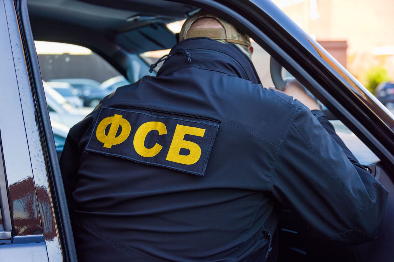 Контрразведчиками задержан южноуралец пытавшийся поджечь госучреждение   По сведениям пресс-службы УФСБ России по Челябинской области мужчина, из мести и нетерпимости к органам власти, а также стараясь запугать окружающих, попытался поджечь здание государственного учреждения.  На след преступника вышли оперативники УФСБ, которые в ходе проведенной операции задержали подозреваемого, возбудив на него уголовное дело по факту покушения на террористический акт.  «Проводятся следственные действия по закреплению полученных доказательств и установлению причастности подозреваемого к иным эпизодам противоправной деятельности», – подчеркнули в УФСБ региона.